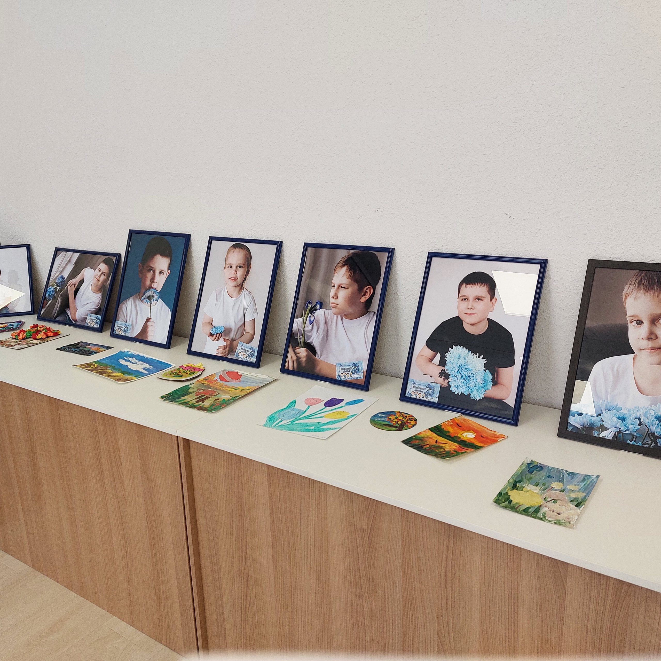 Выставка по фотопроекту «Особенные цветы», которая проходила в стенах Семейного МФЦ. Фотографы в Орле Шестопаловы Юлия и Юрий