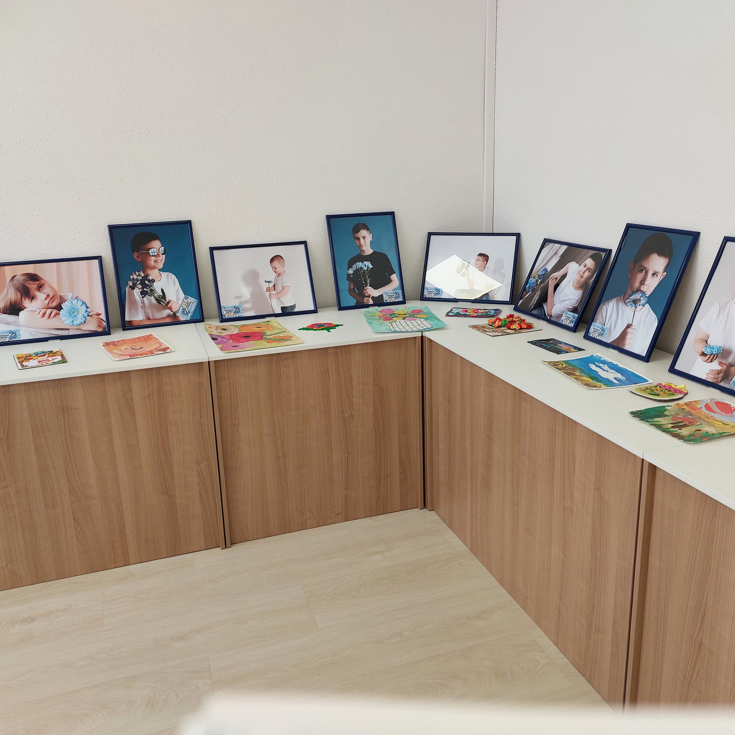 Выставка по фотопроекту «Особенные цветы», которая проходила в стенах Семейного МФЦ. Фотографы в Орле Шестопаловы Юлия и Юрий