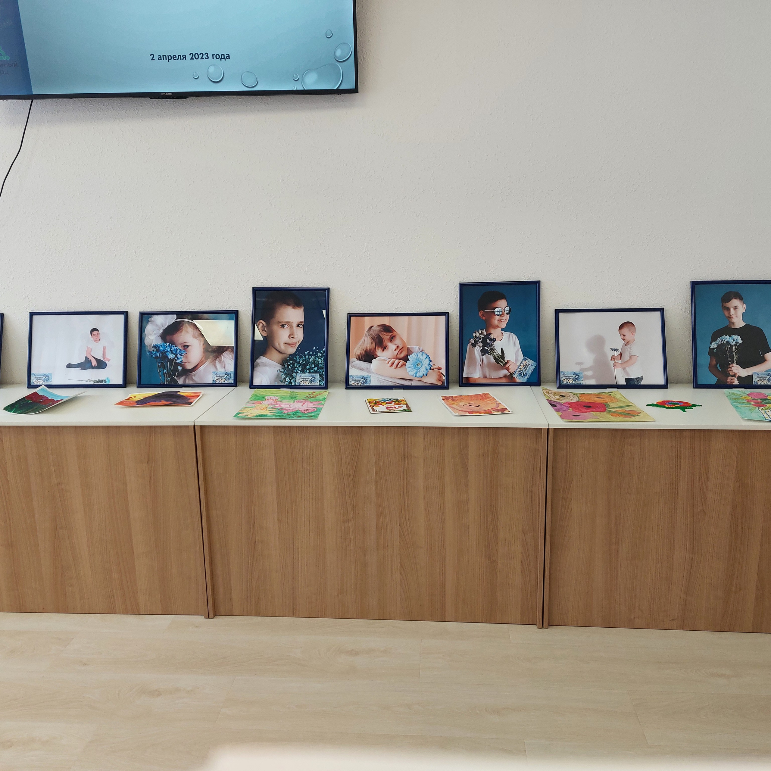 Выставка по фотопроекту «Особенные цветы», которая проходила в стенах Семейного МФЦ. Фотографы в Орле Шестопаловы Юлия и Юрий