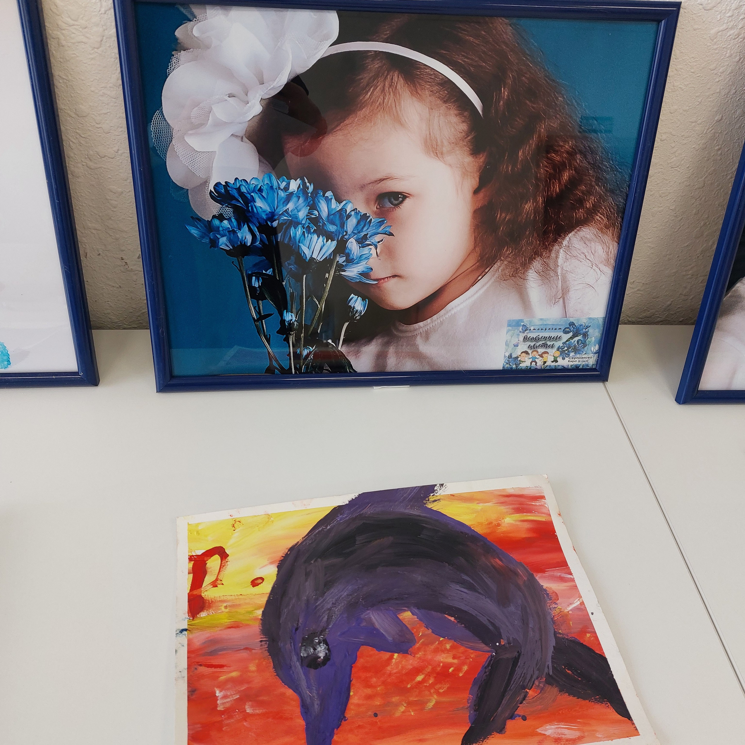 Выставка по фотопроекту «Особенные цветы», которая проходила в стенах Семейного МФЦ. Фотографы в Орле Шестопаловы Юлия и Юрий