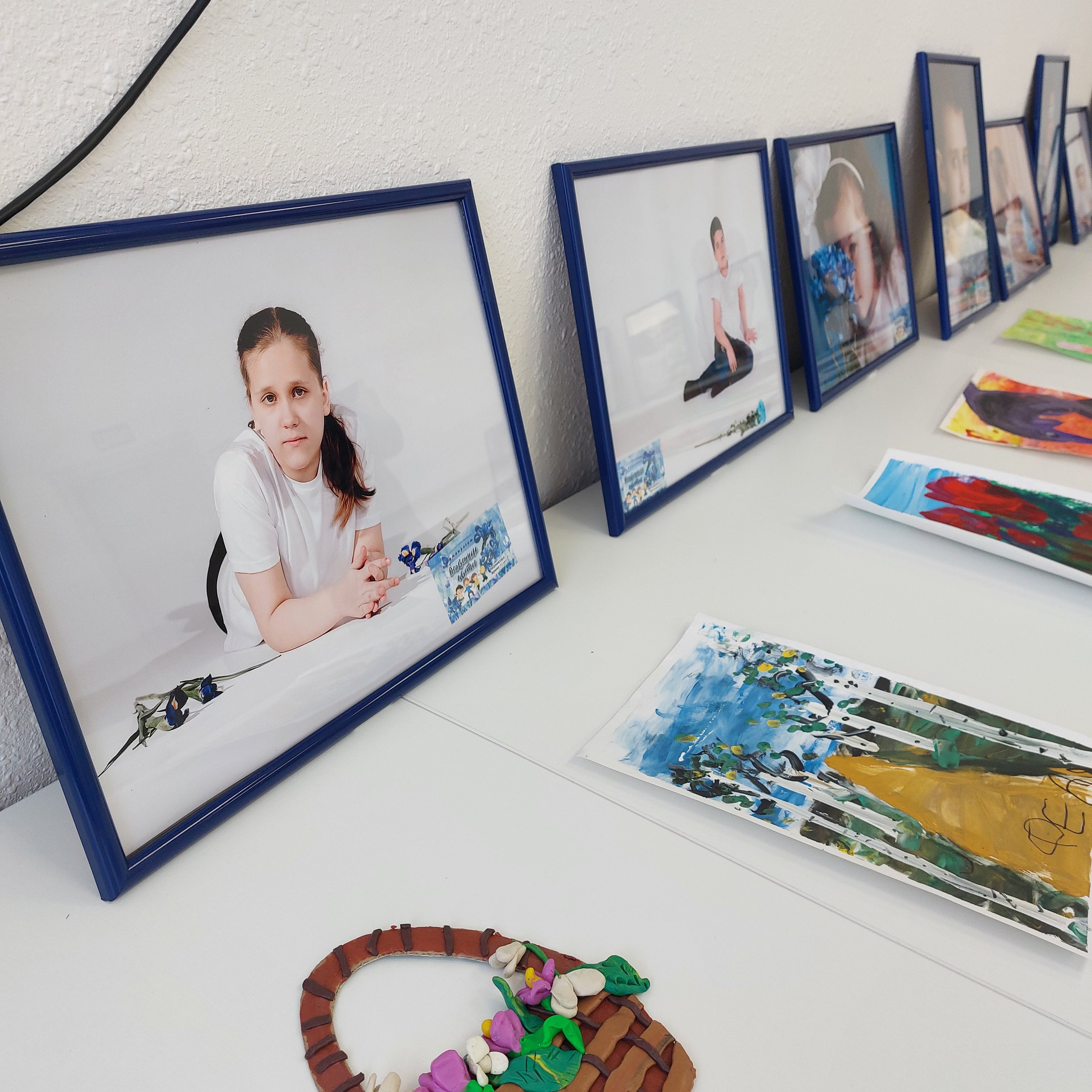 Выставка по фотопроекту «Особенные цветы», которая проходила в стенах Семейного МФЦ. Фотографы в Орле Шестопаловы Юлия и Юрий