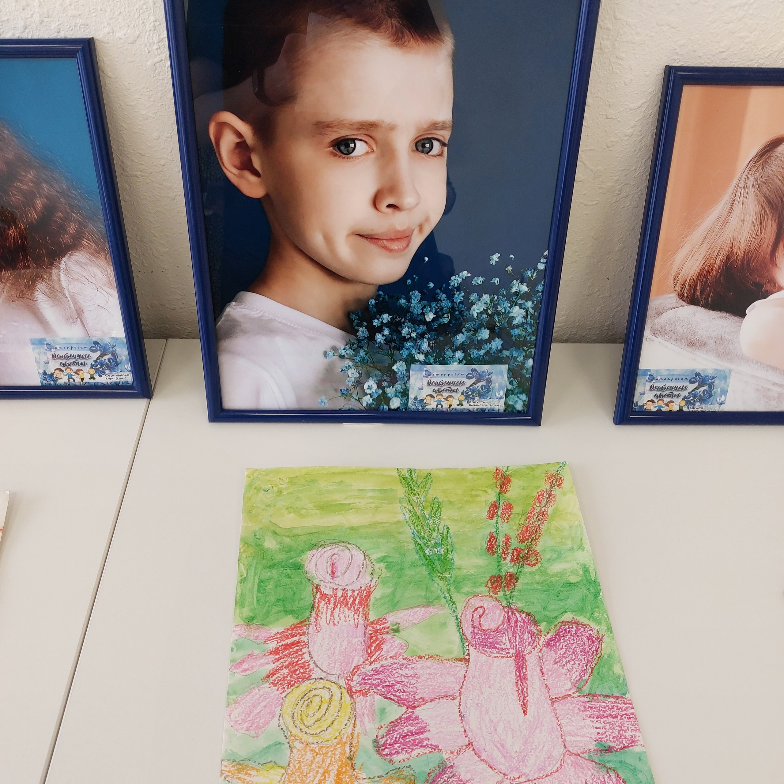 Выставка по фотопроекту «Особенные цветы», которая проходила в стенах Семейного МФЦ. Фотографы в Орле Шестопаловы Юлия и Юрий