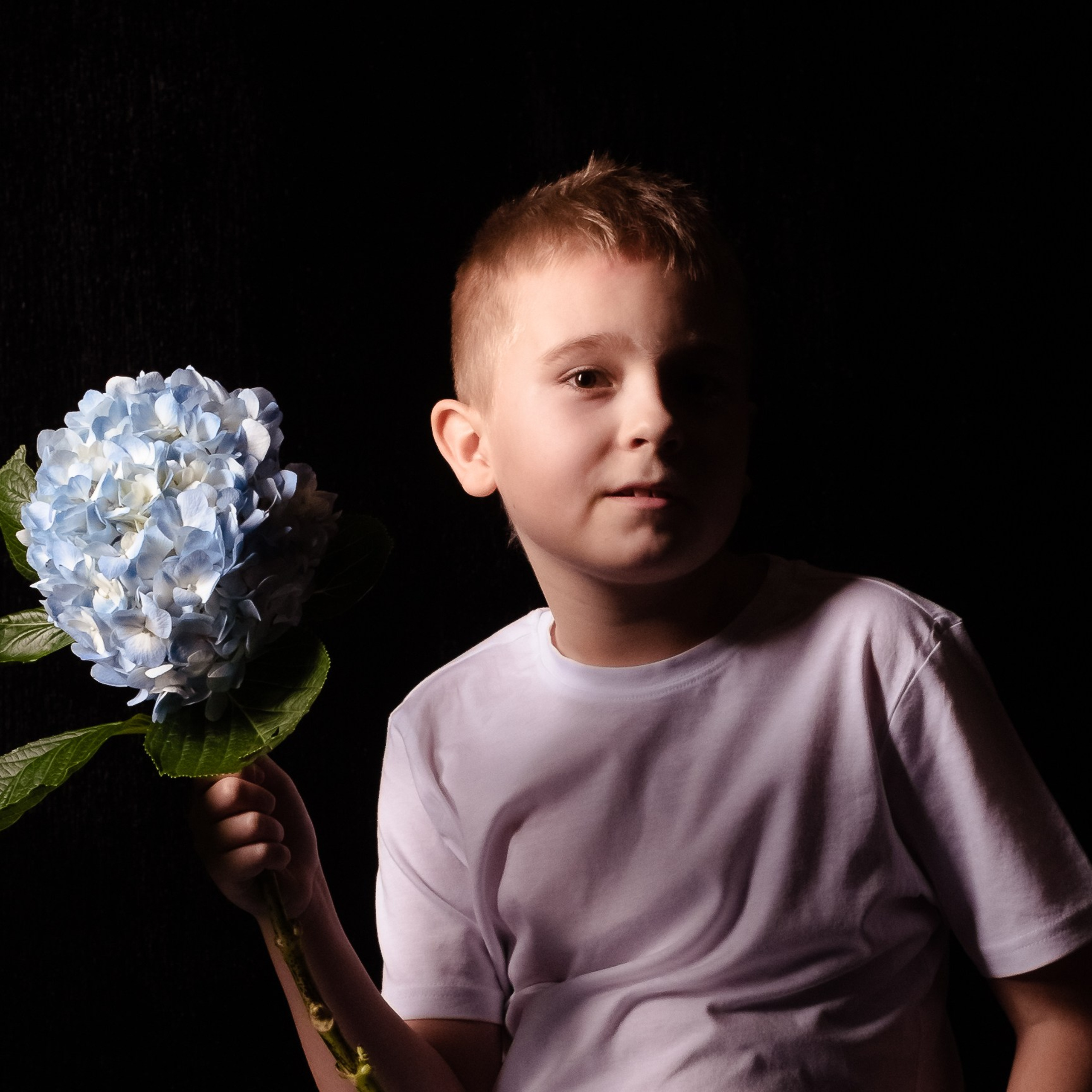 Выставка по фотопроекту «Особенные цветы», которая проходила в стенах Семейного МФЦ. Фотографы в Орле Шестопаловы Юлия и Юрий