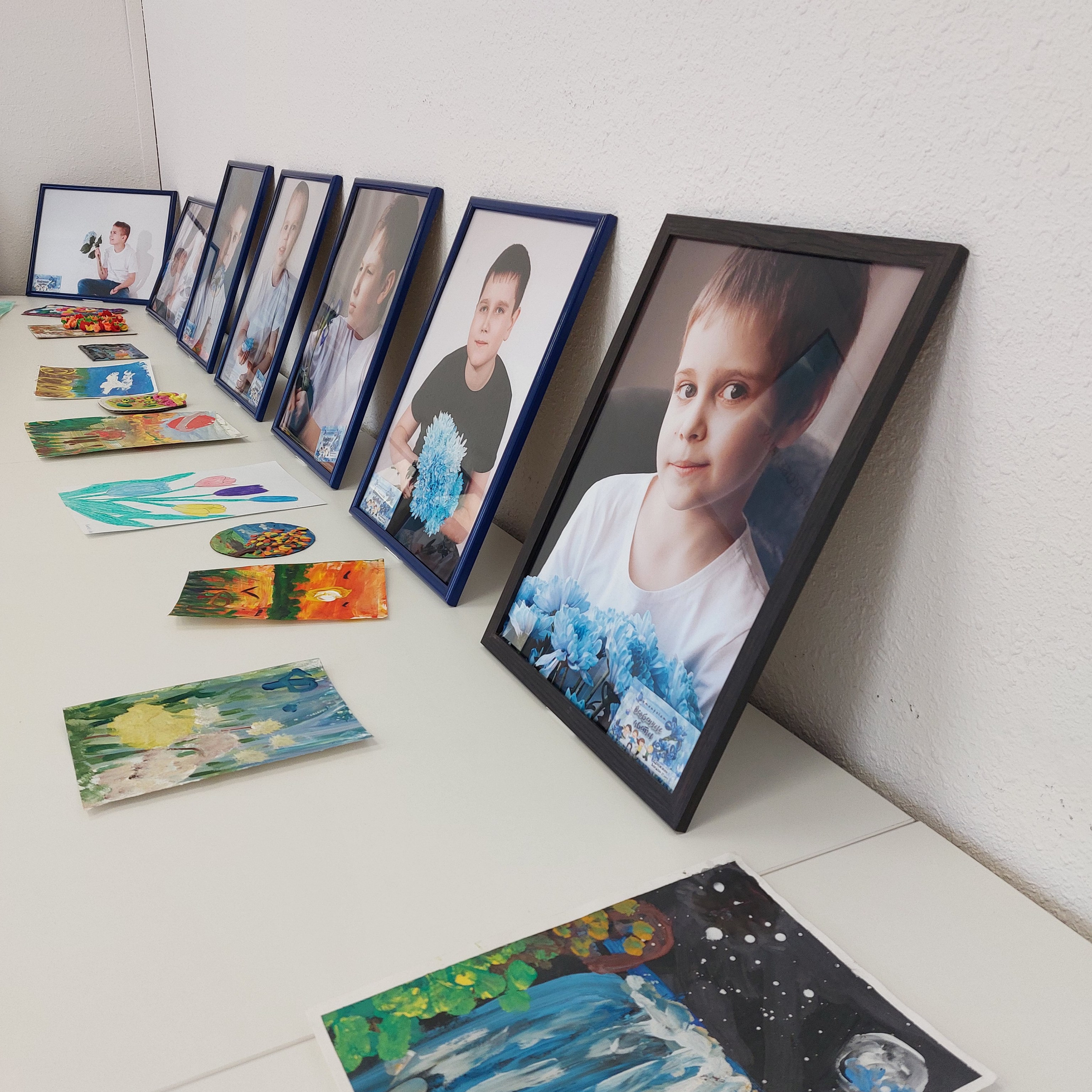 Выставка по фотопроекту «Особенные цветы», которая проходила в стенах Семейного МФЦ. Фотографы в Орле Шестопаловы Юлия и Юрий