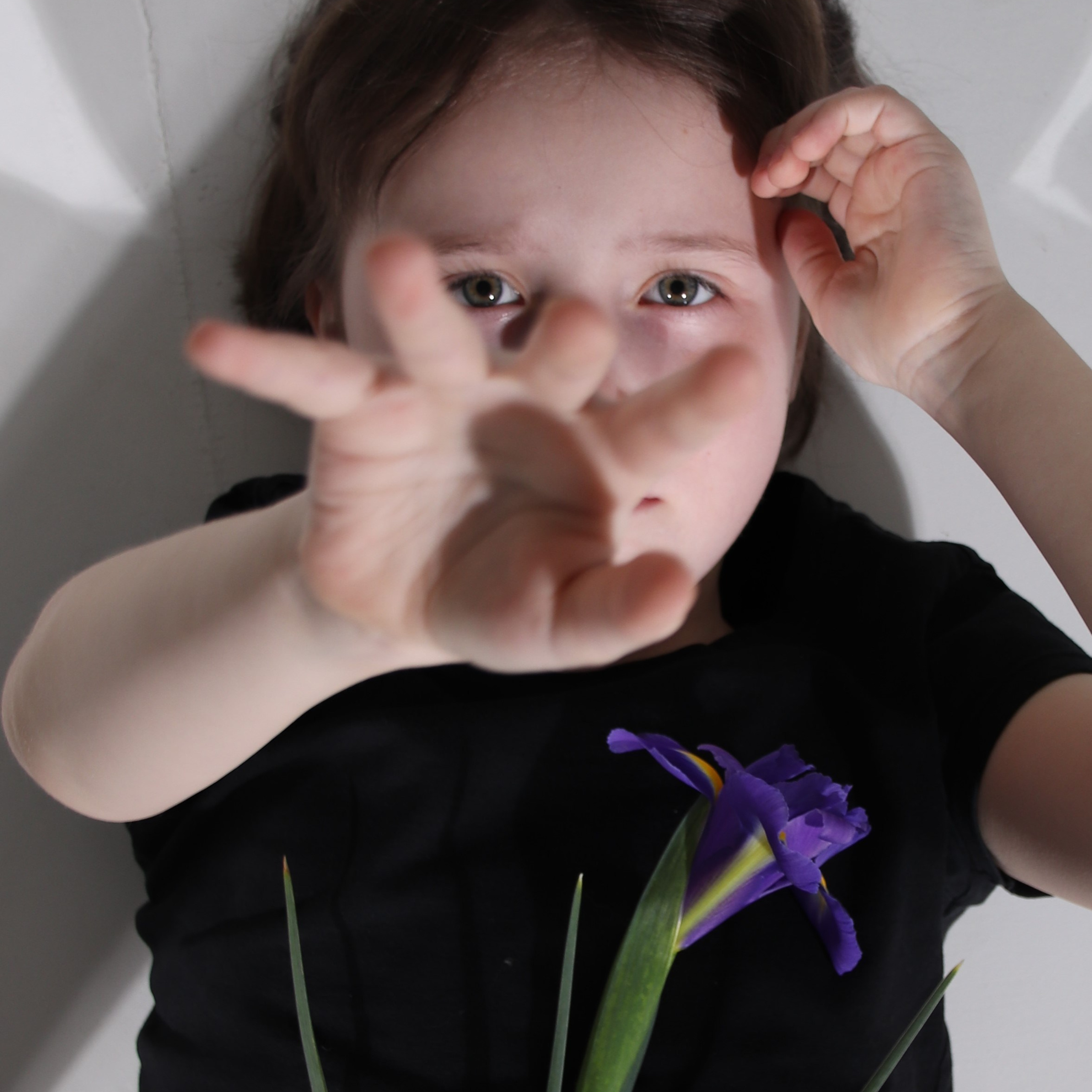 Выставка по фотопроекту «Особенные цветы», которая проходила в стенах Семейного МФЦ. Фотографы в Орле Шестопаловы Юлия и Юрий