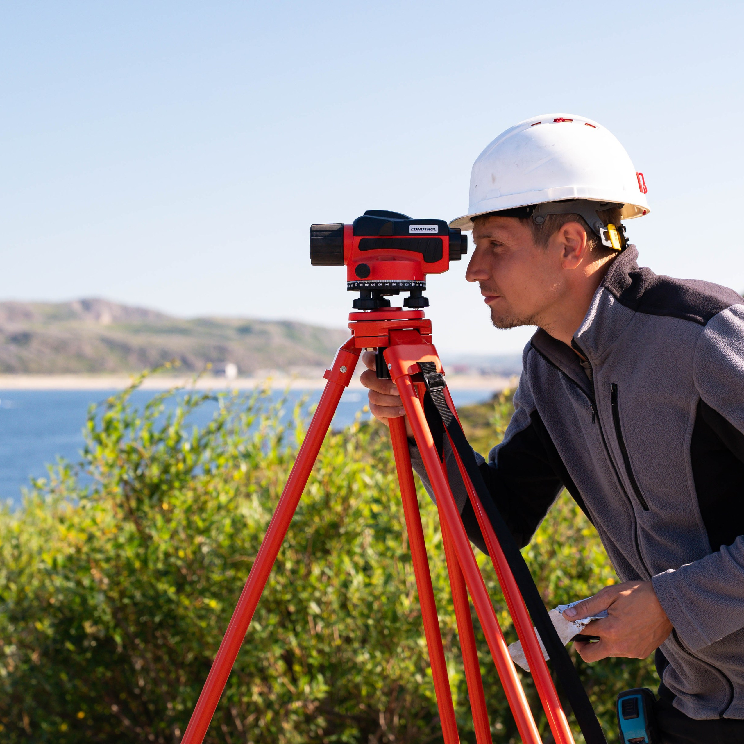 инженер смотрит через прибор, средний план
