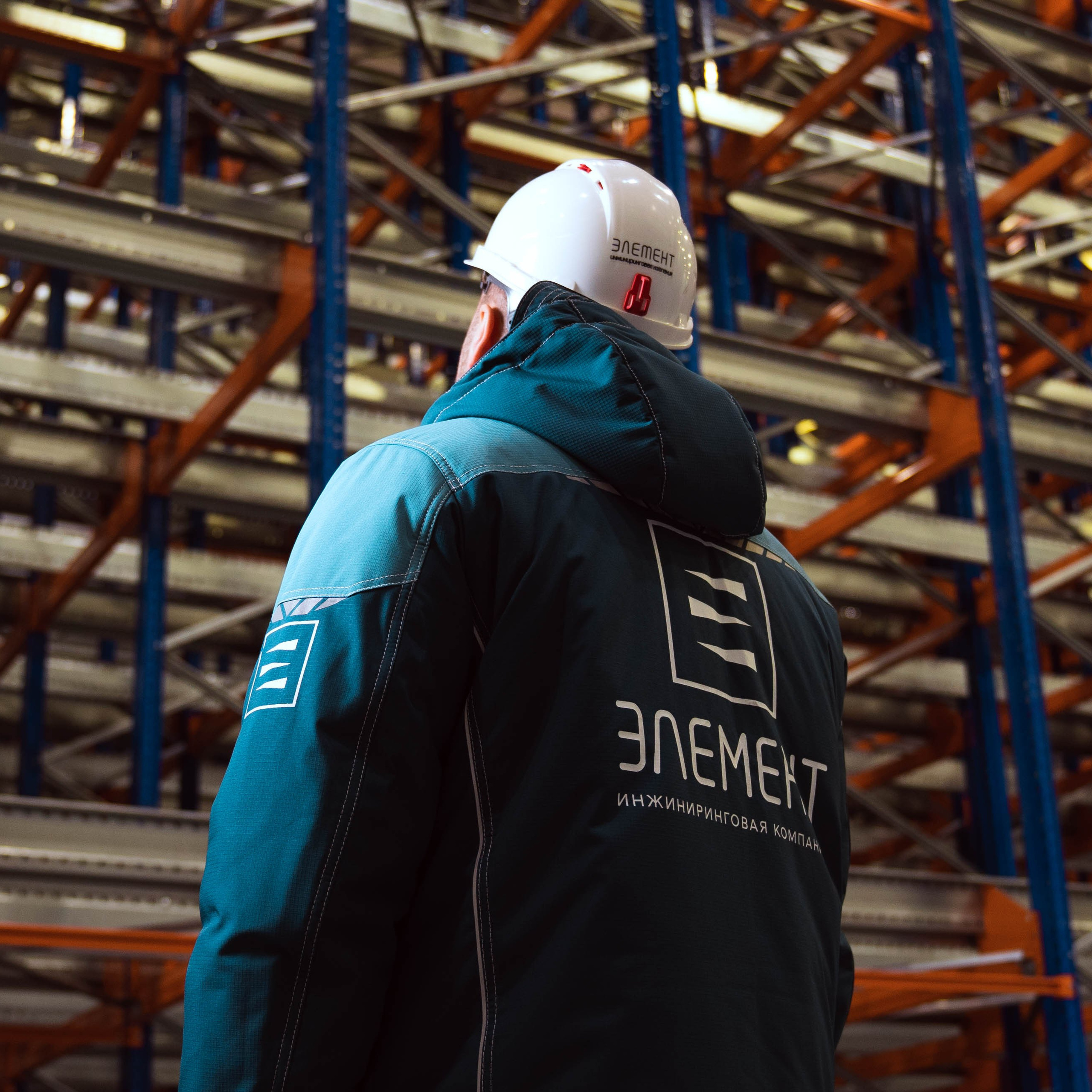 инженер смотрит на оборудование