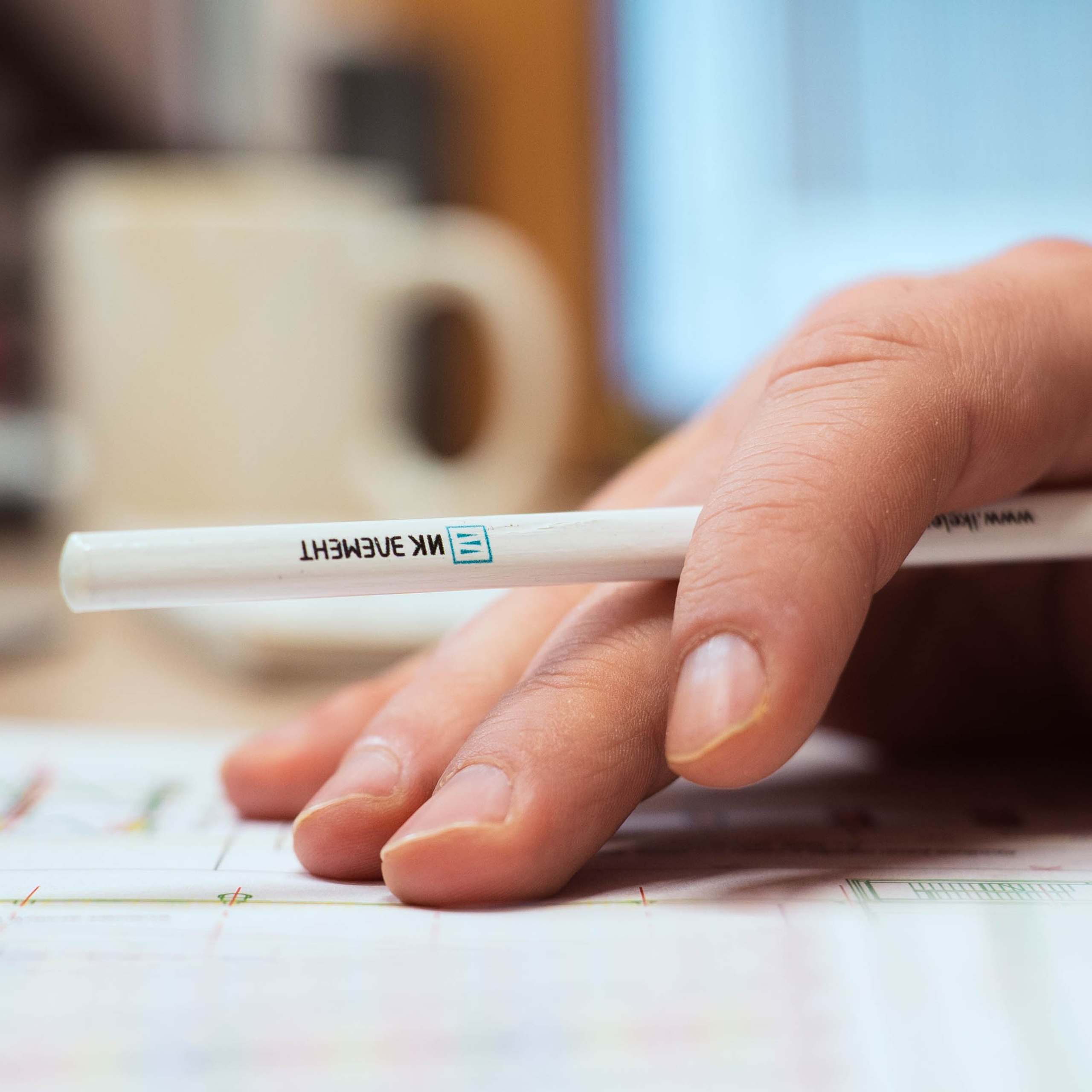 карандаш с логотипом компании