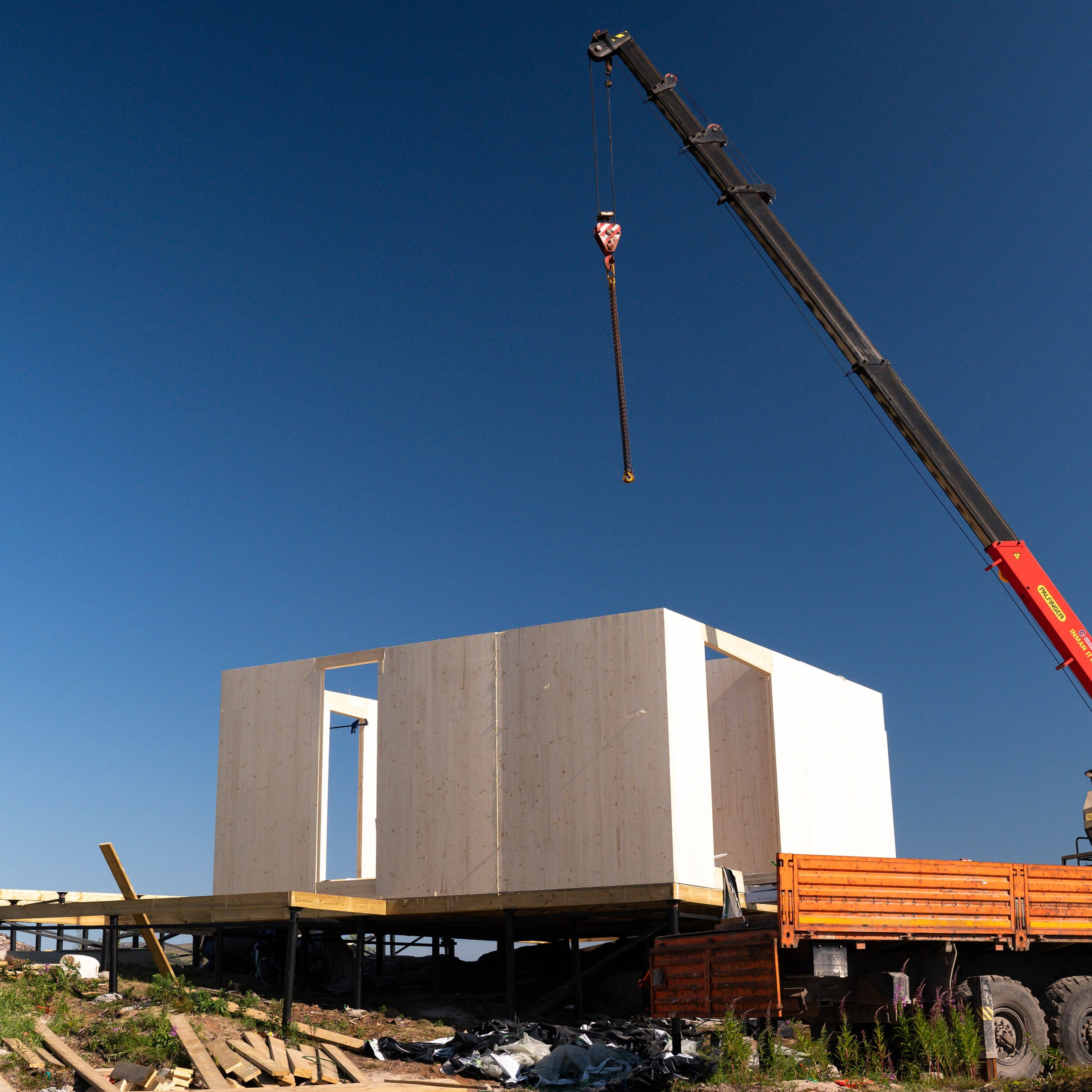 кран поднимает и монти рует стены, общий план