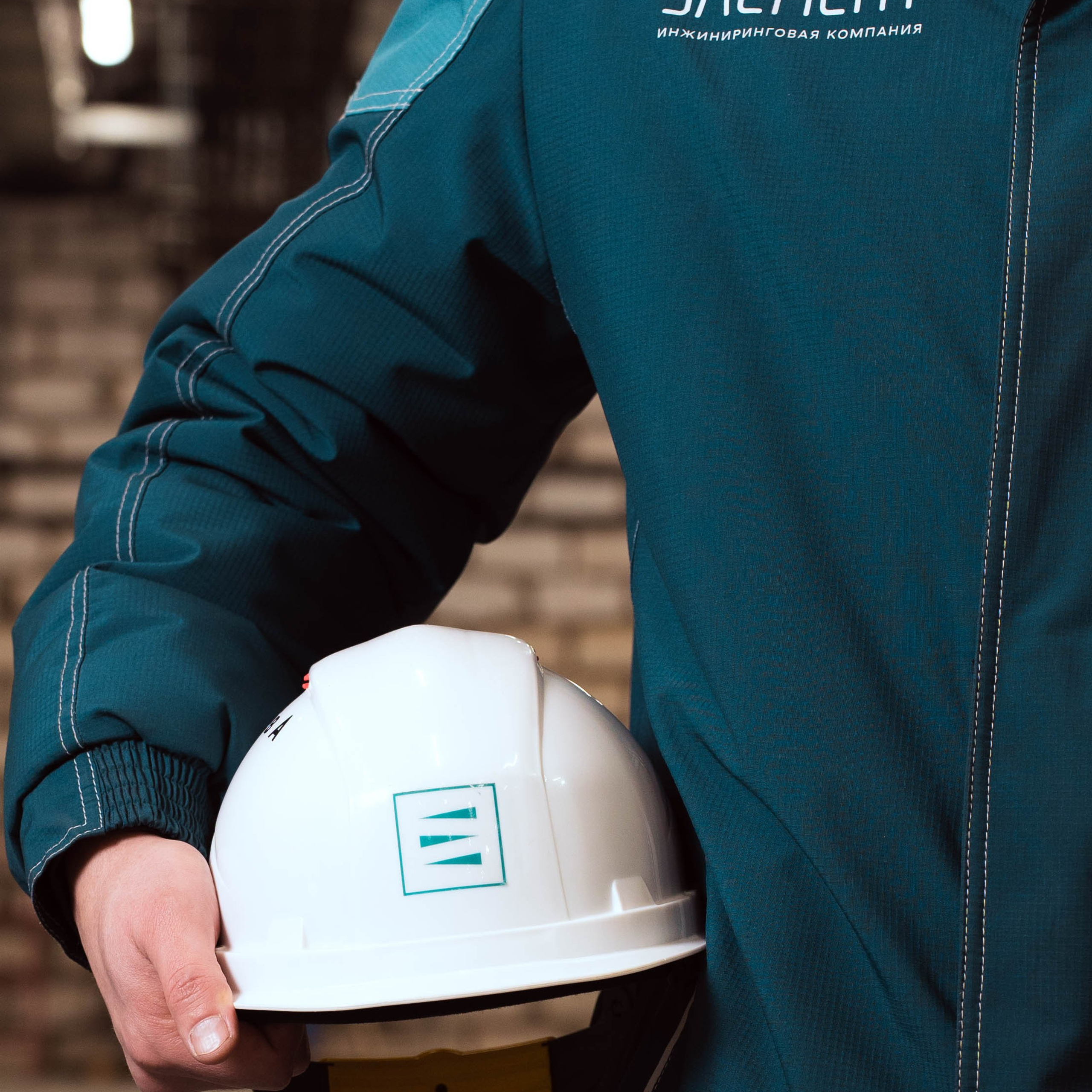 каска с логотипом