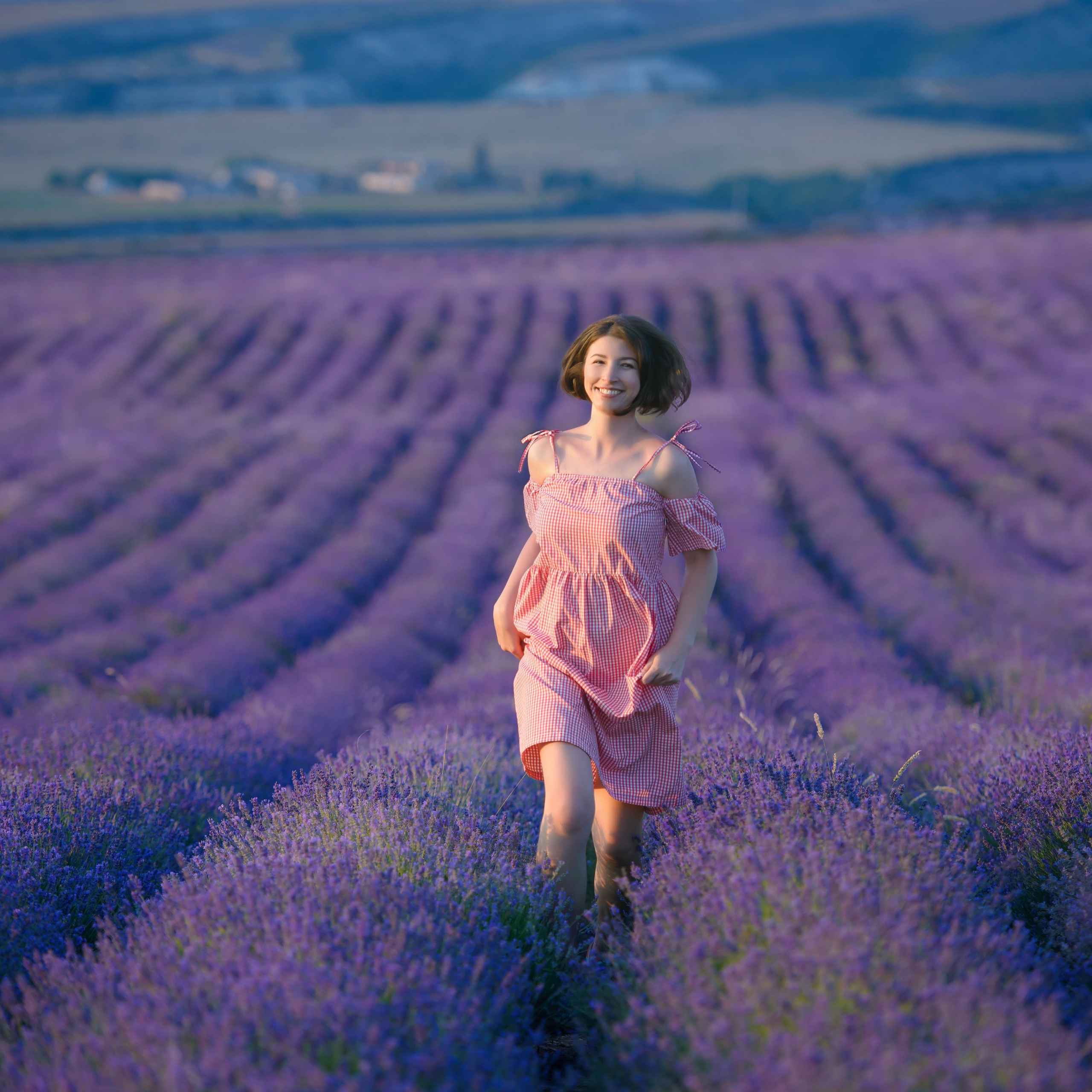 Фотосессия в Тургеневке в лавандовом поле для девушки. Фотограф Форос