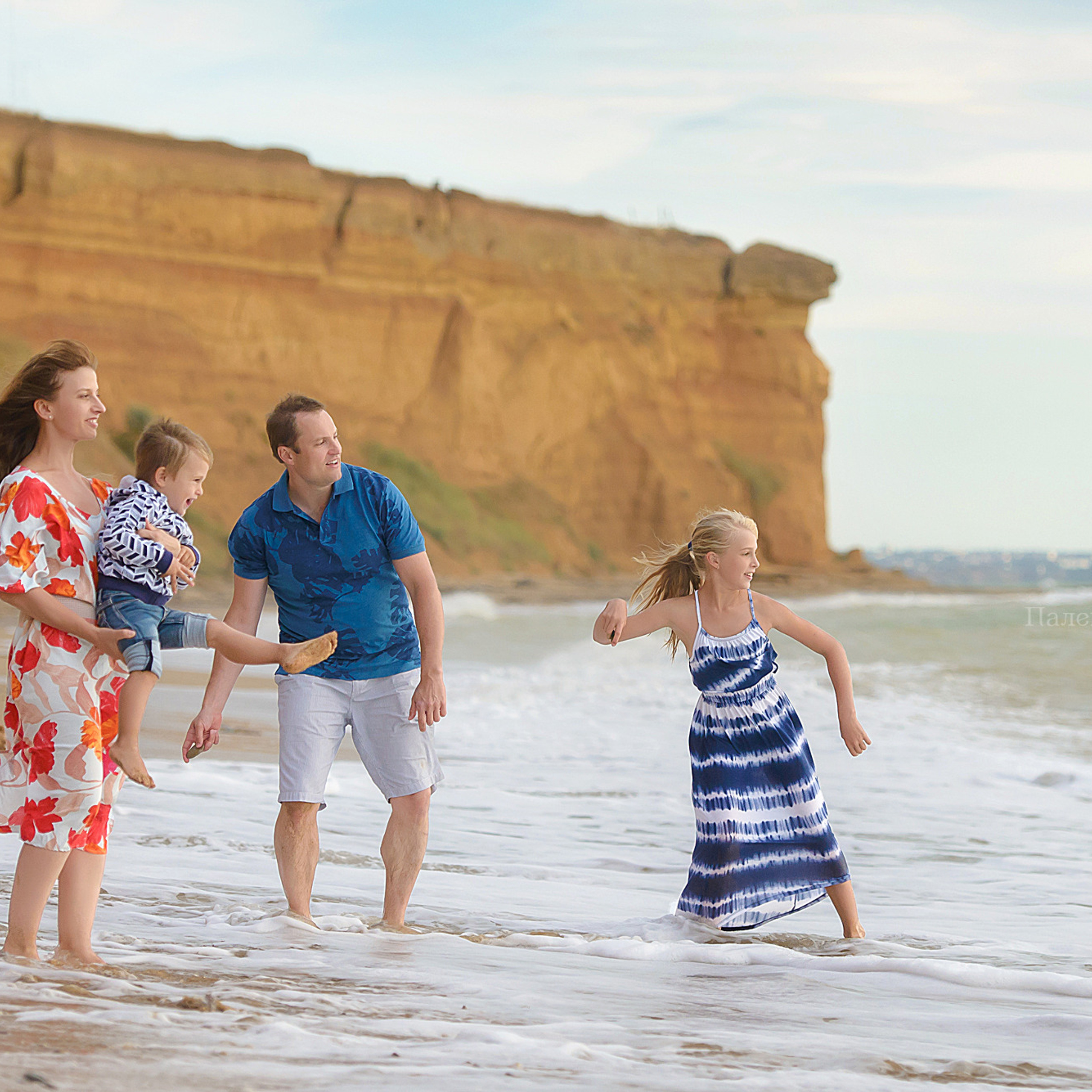 Семейный фотограф в Севастополе. Фотосессия на пляже в Каче