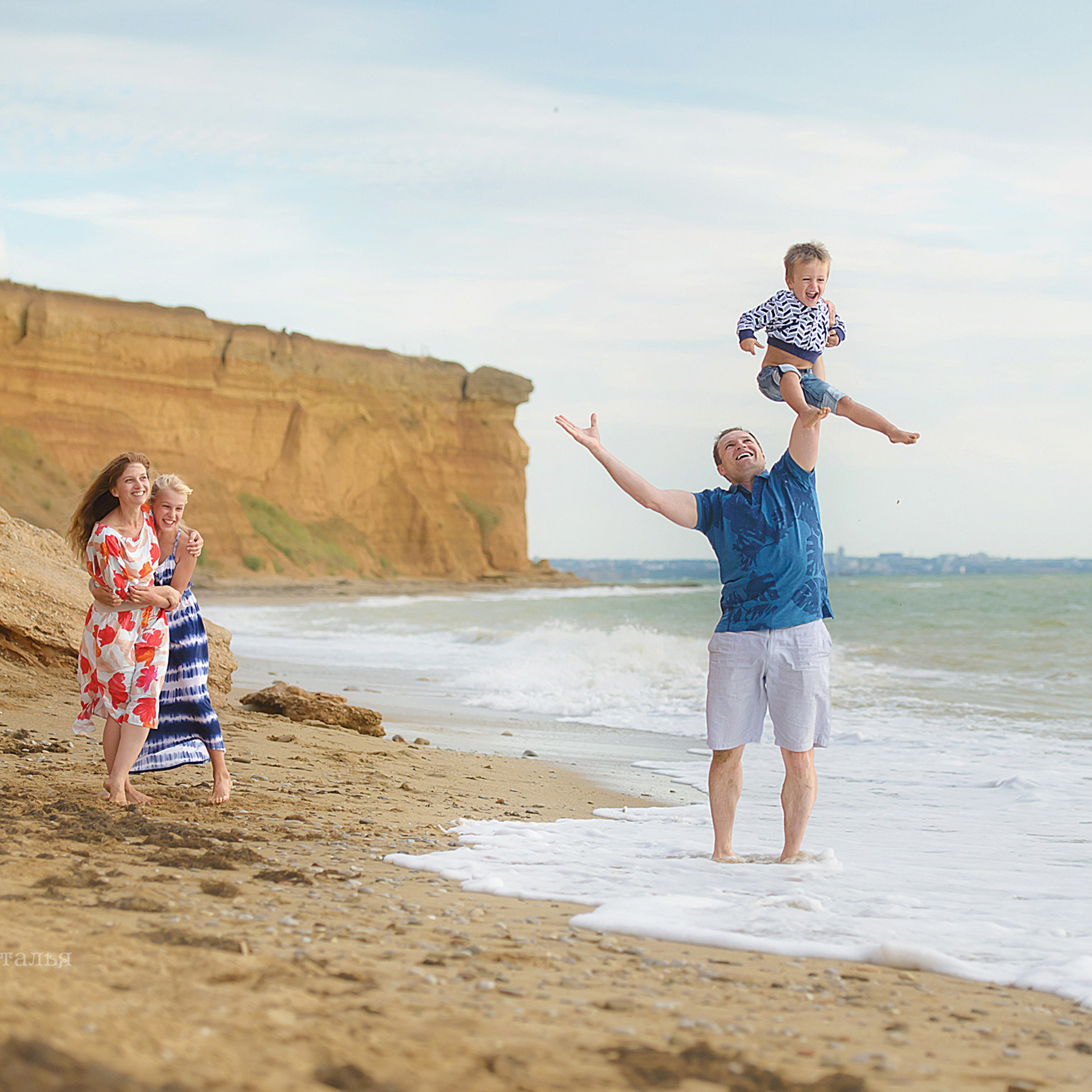 Семейная фотосессия в Севастополе на берегу моря на закате