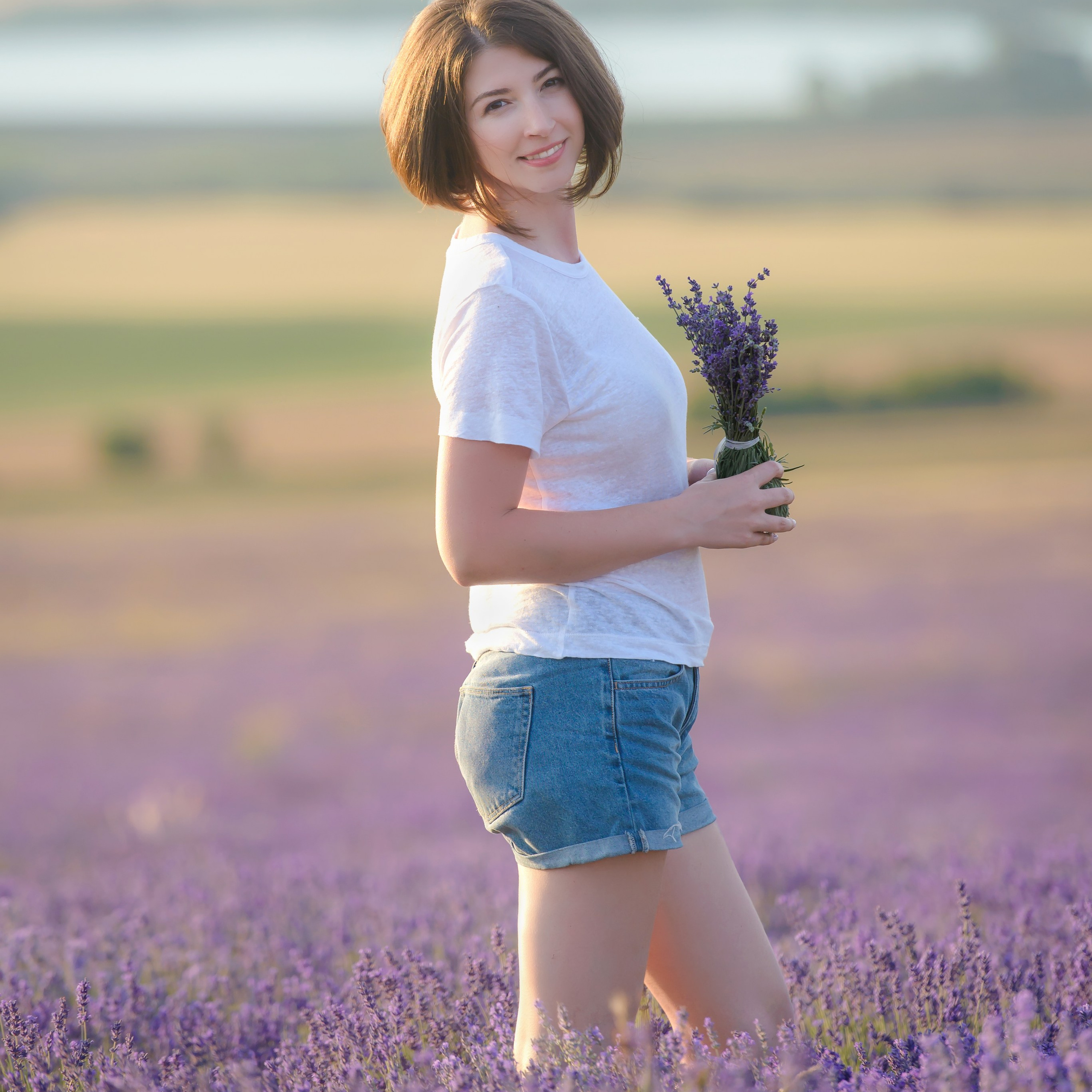 Фотосессия в Тургеневке в лавандовом поле для девушки