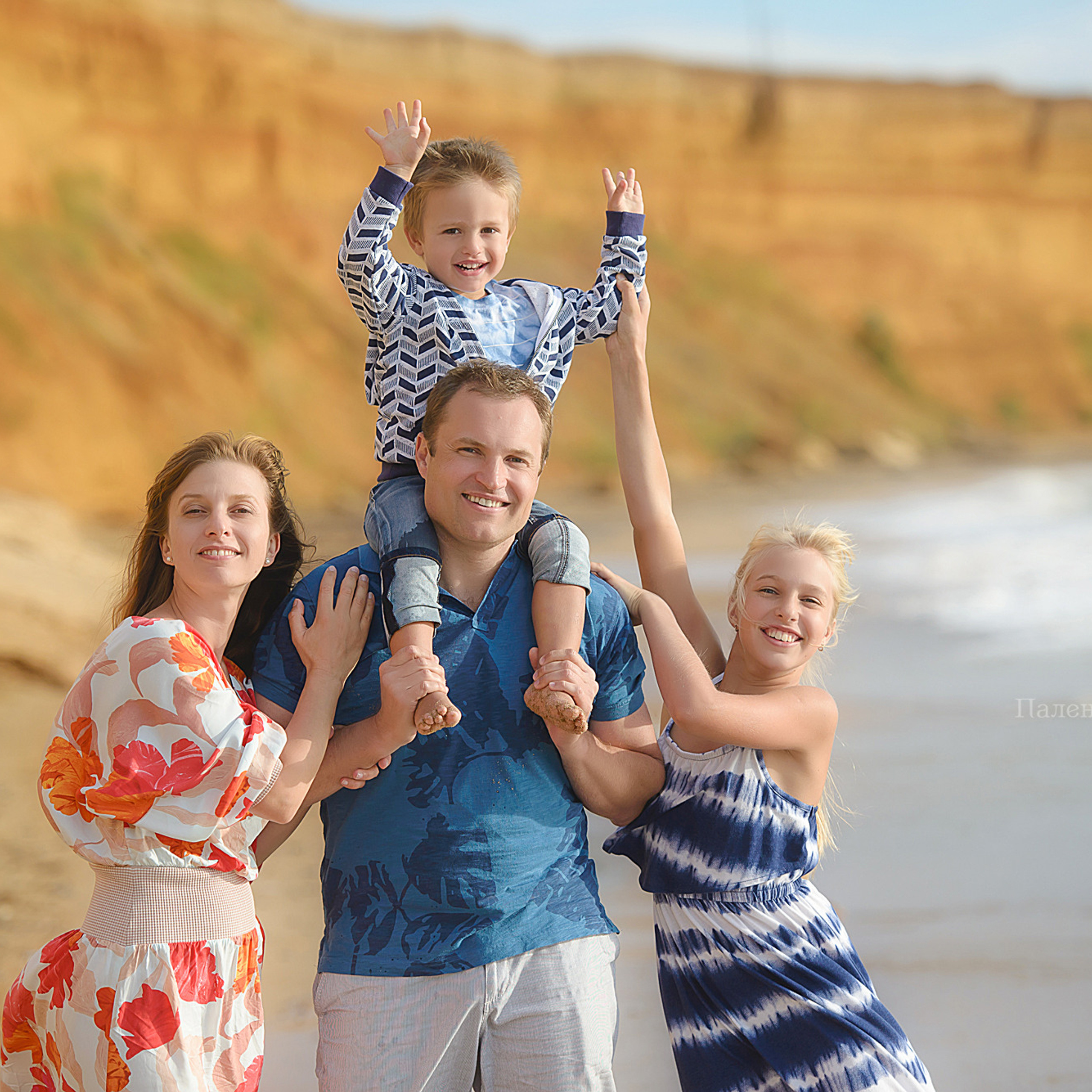 Семейный фотограф в Севастополе. Фотосессия на пляже с детьми.