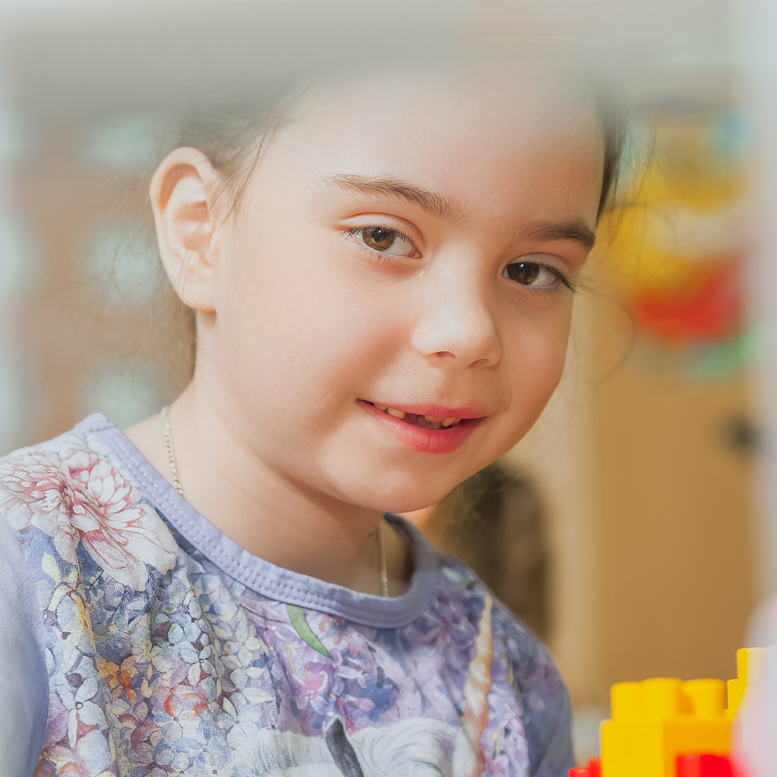 крупный портрет девочки в деятельности