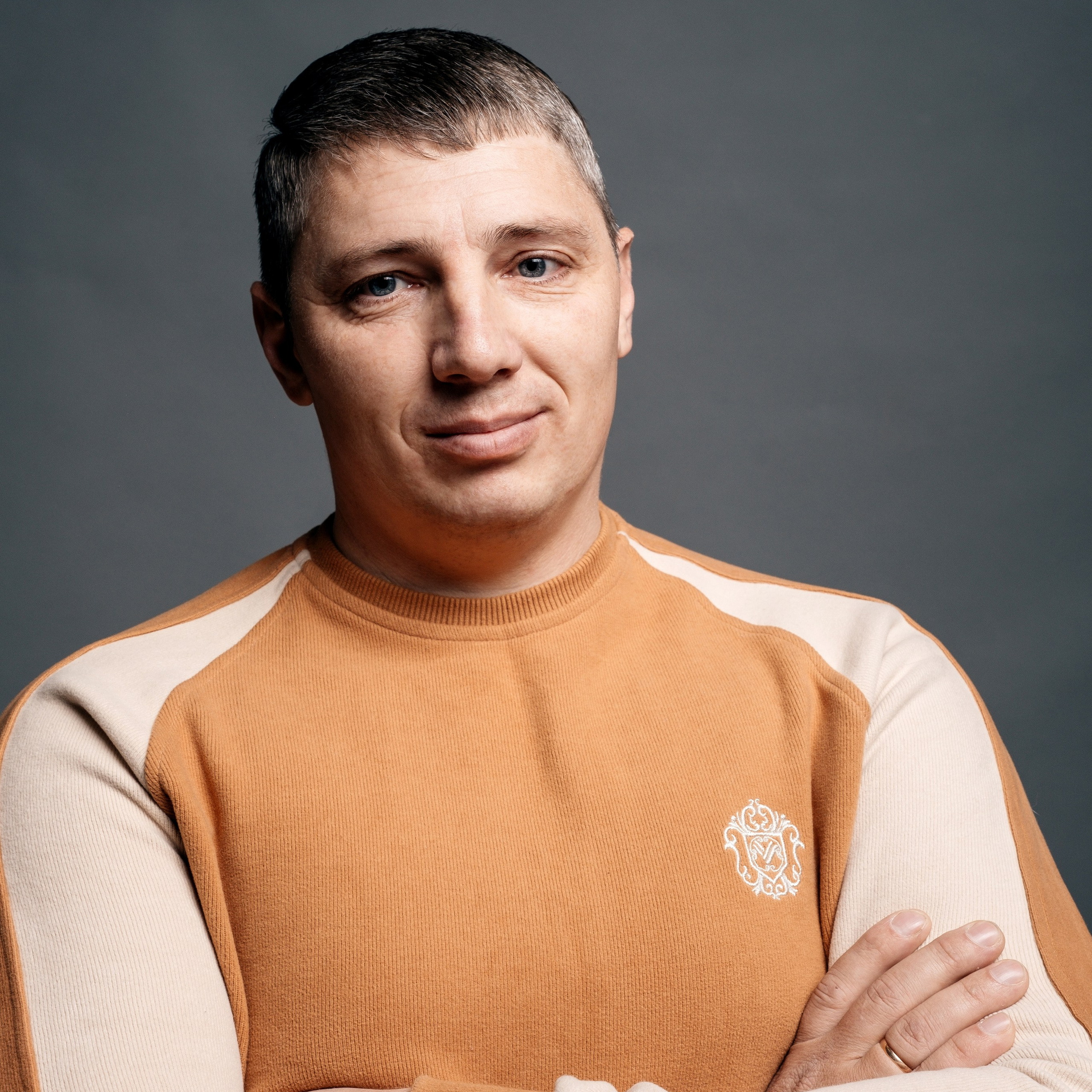 Денис Самсонов, оператор фронтально телескопического погрузчика. Организация Брусника.