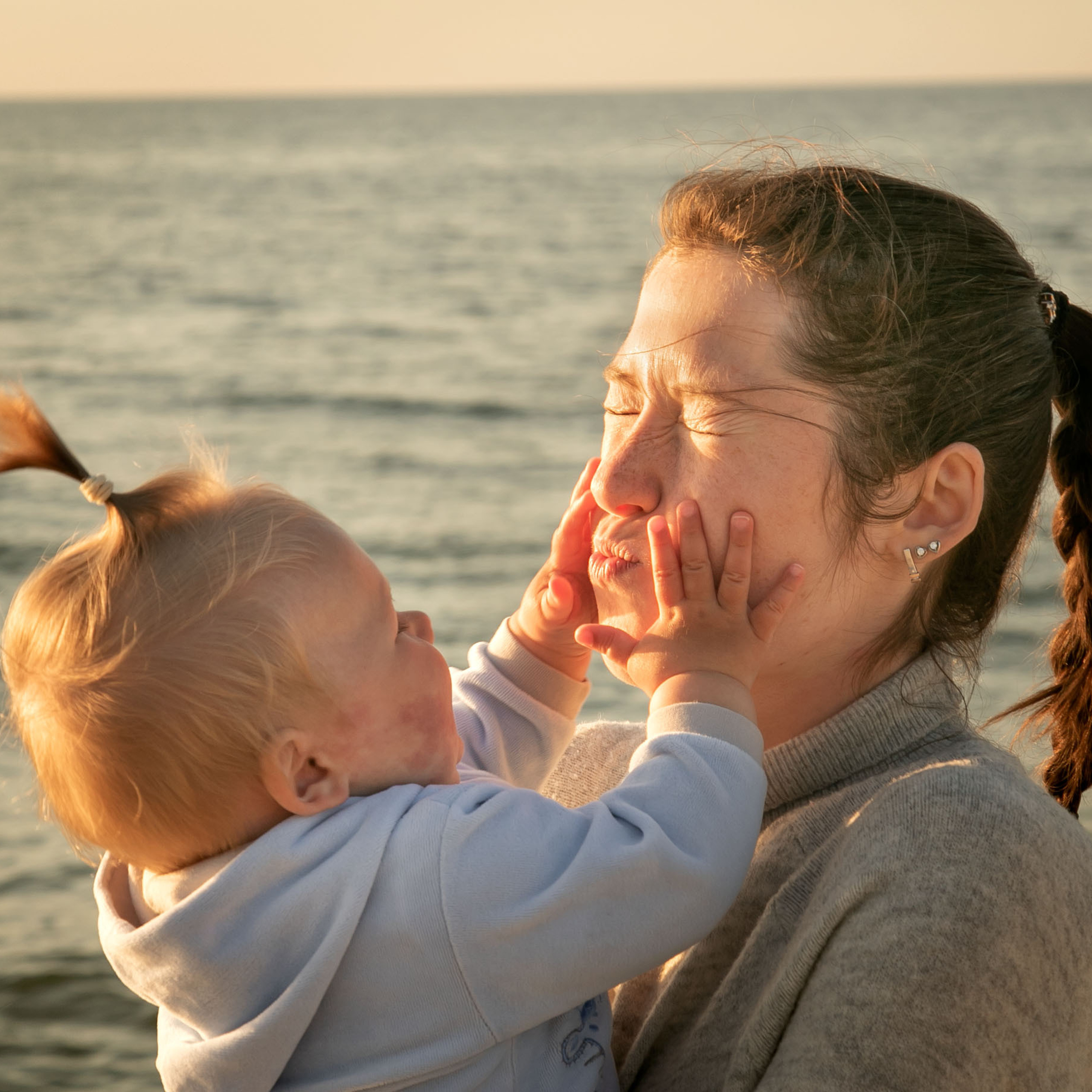 мама и ребенок на море в Зеленоградске