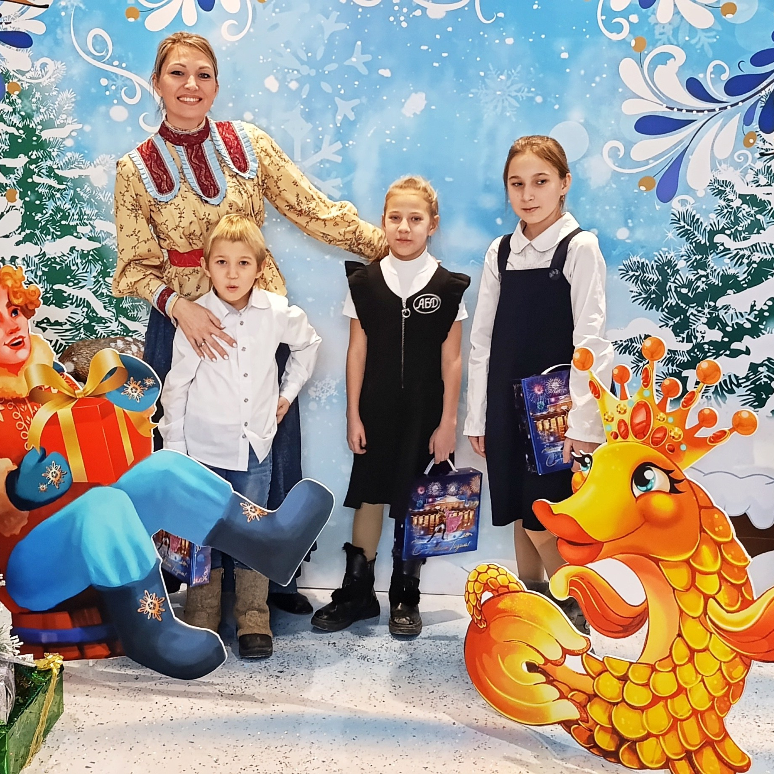 Ордынская роспись в Новосибирске на Губернаторской елке. Сувениры и подарки с Ордынской росписью | Новосибирск