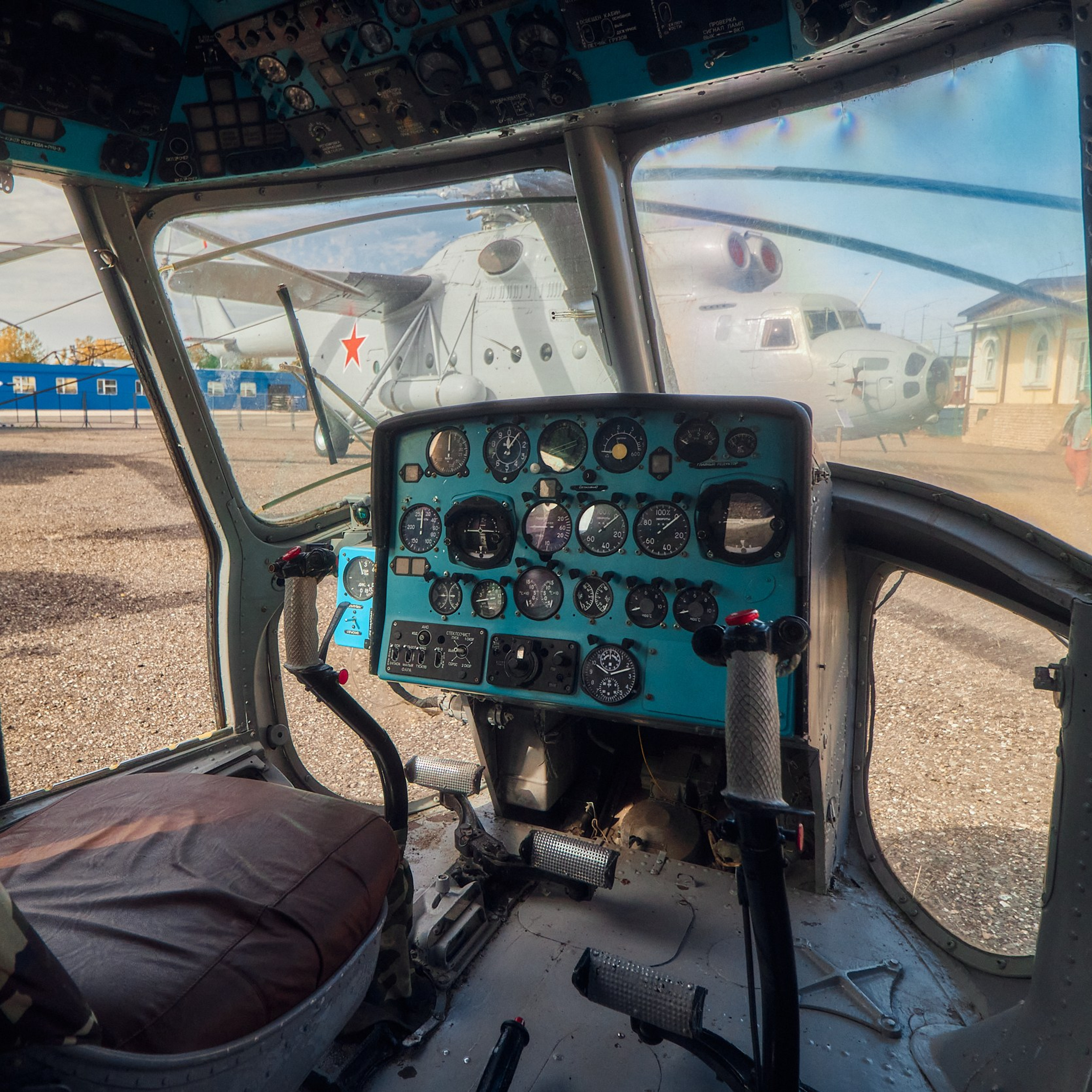 Ми 2 в музее вертолетов в Торжке. фото кабины 1