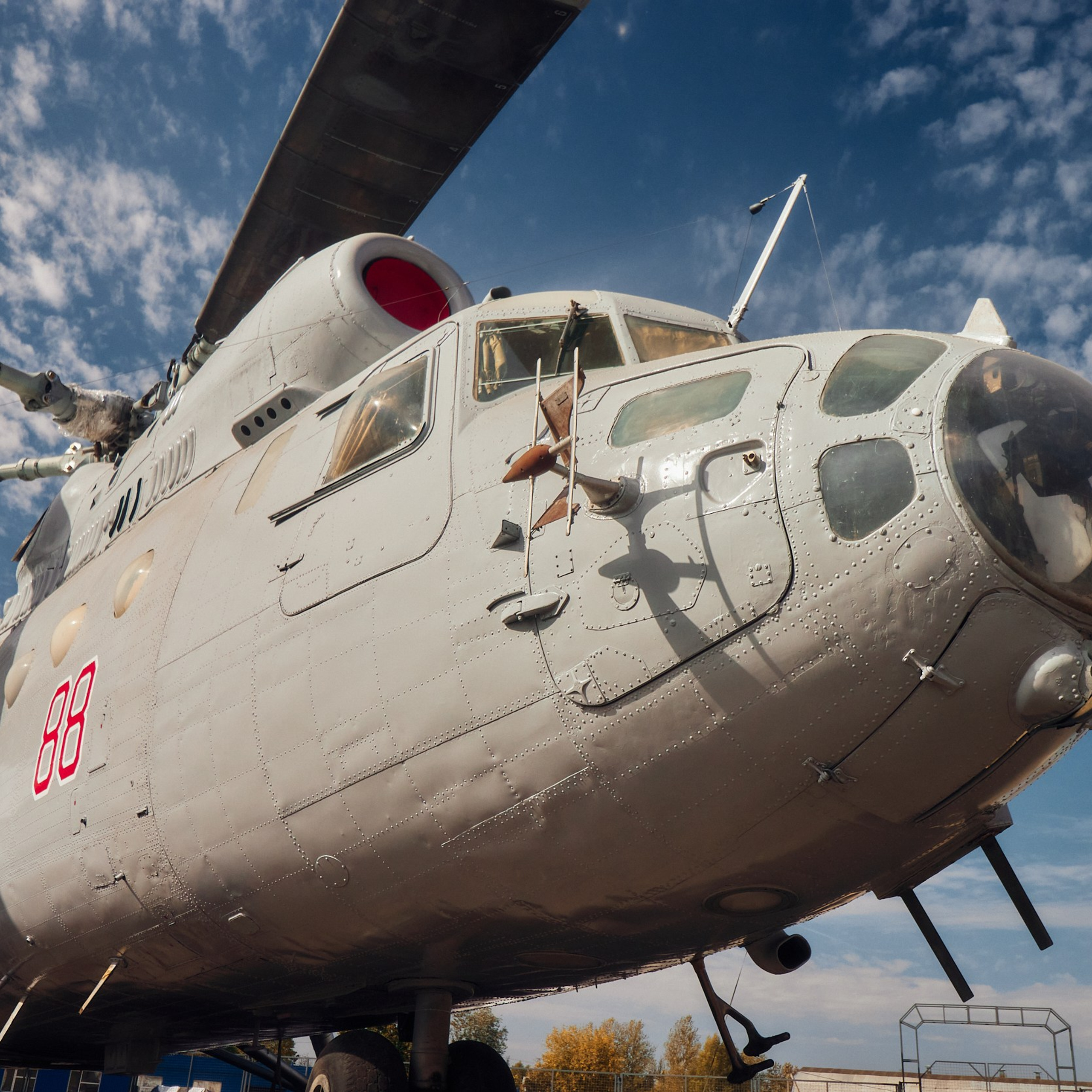Вертолёт Ми-6 с красным номером 88 на борту, выставленный в музее вертолётов в Торжке, на фоне ясного неба