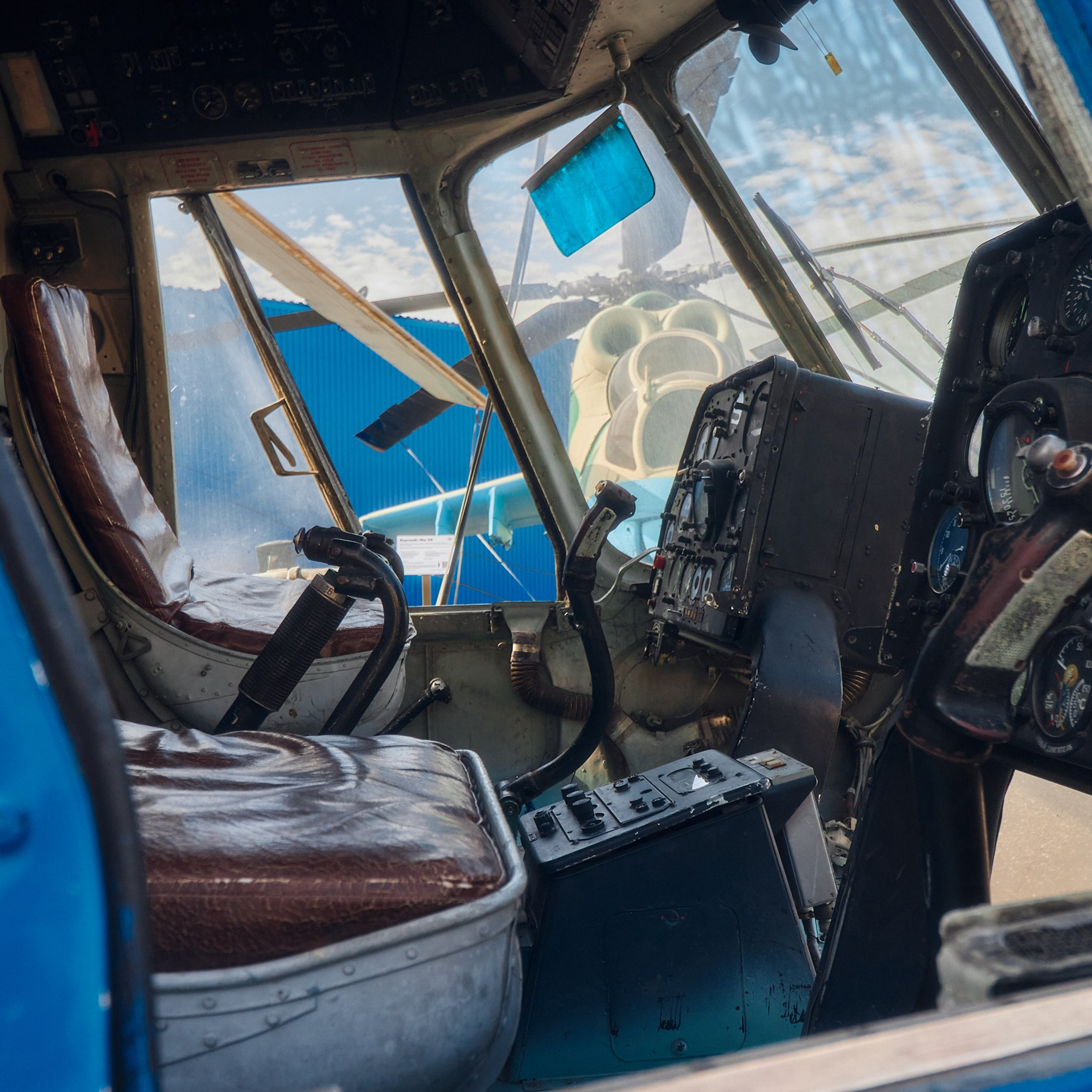 Внутренний вид кабины вертолёта Ми-8, выставленного в Музее вертолётов в Торжке. фото 6