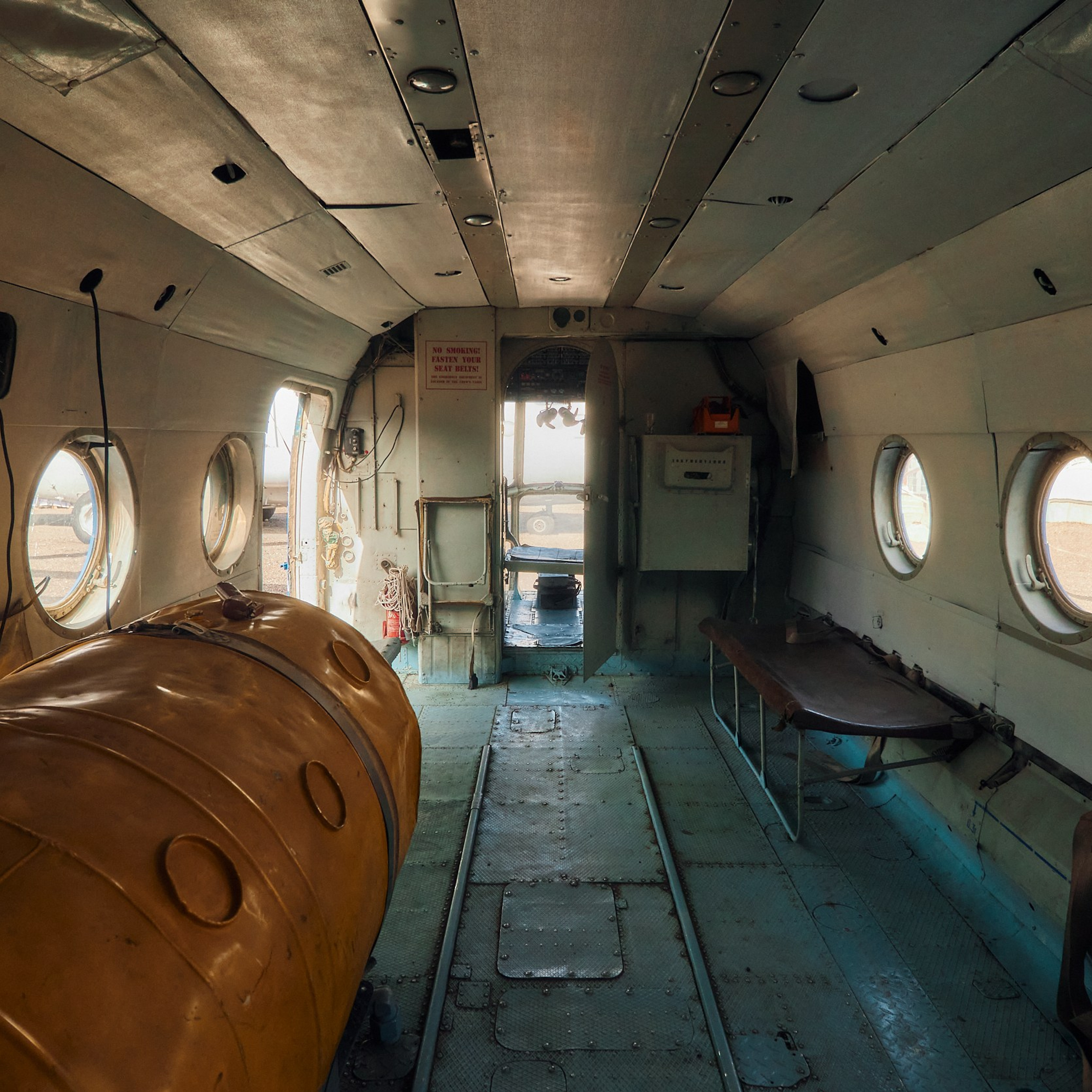 Внутренний вид кабины вертолёта Ми-8, выставленного в Музее вертолётов в Торжке. фото 2