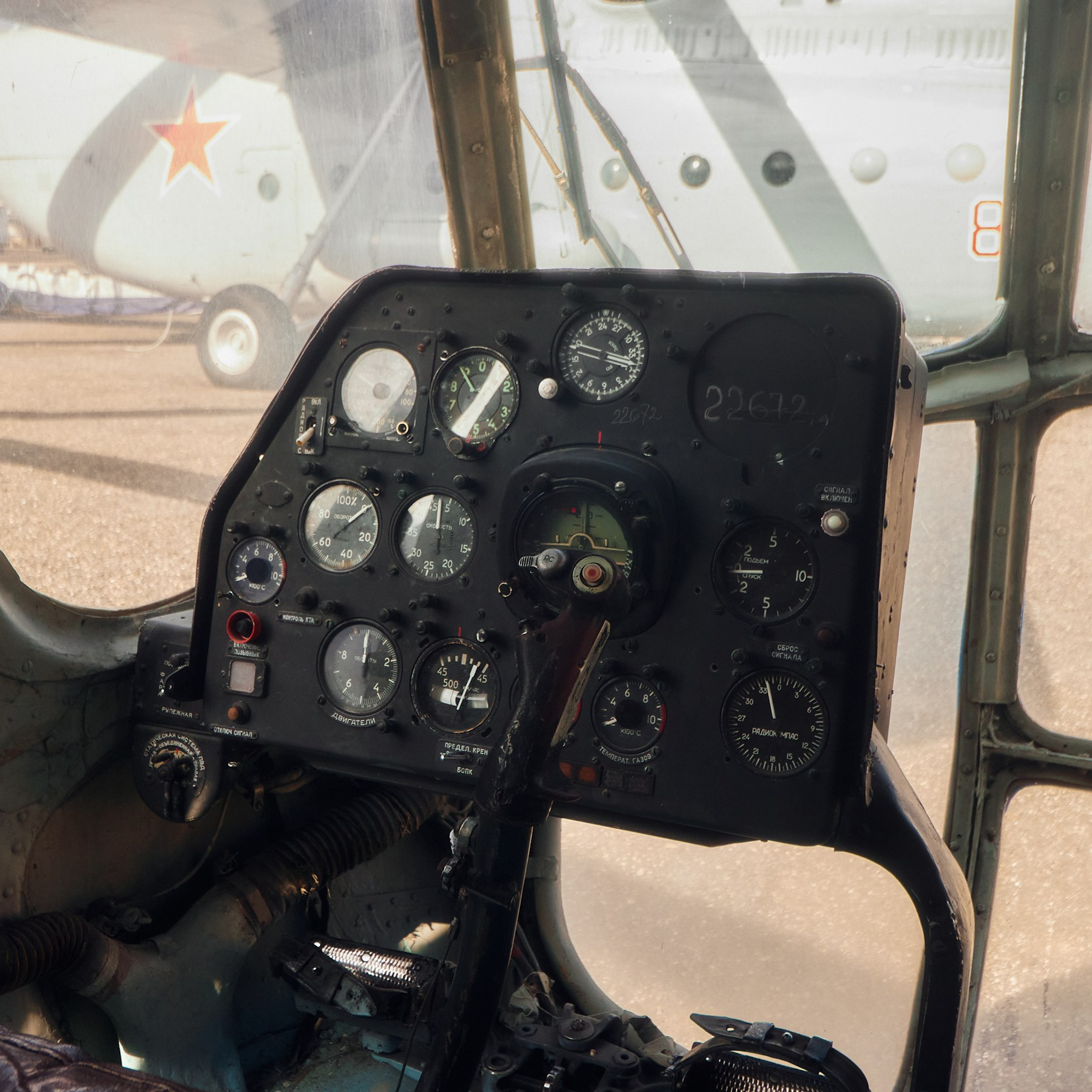 Внутренний вид кабины вертолёта Ми-8, выставленного в Музее вертолётов в Торжке. фото 1