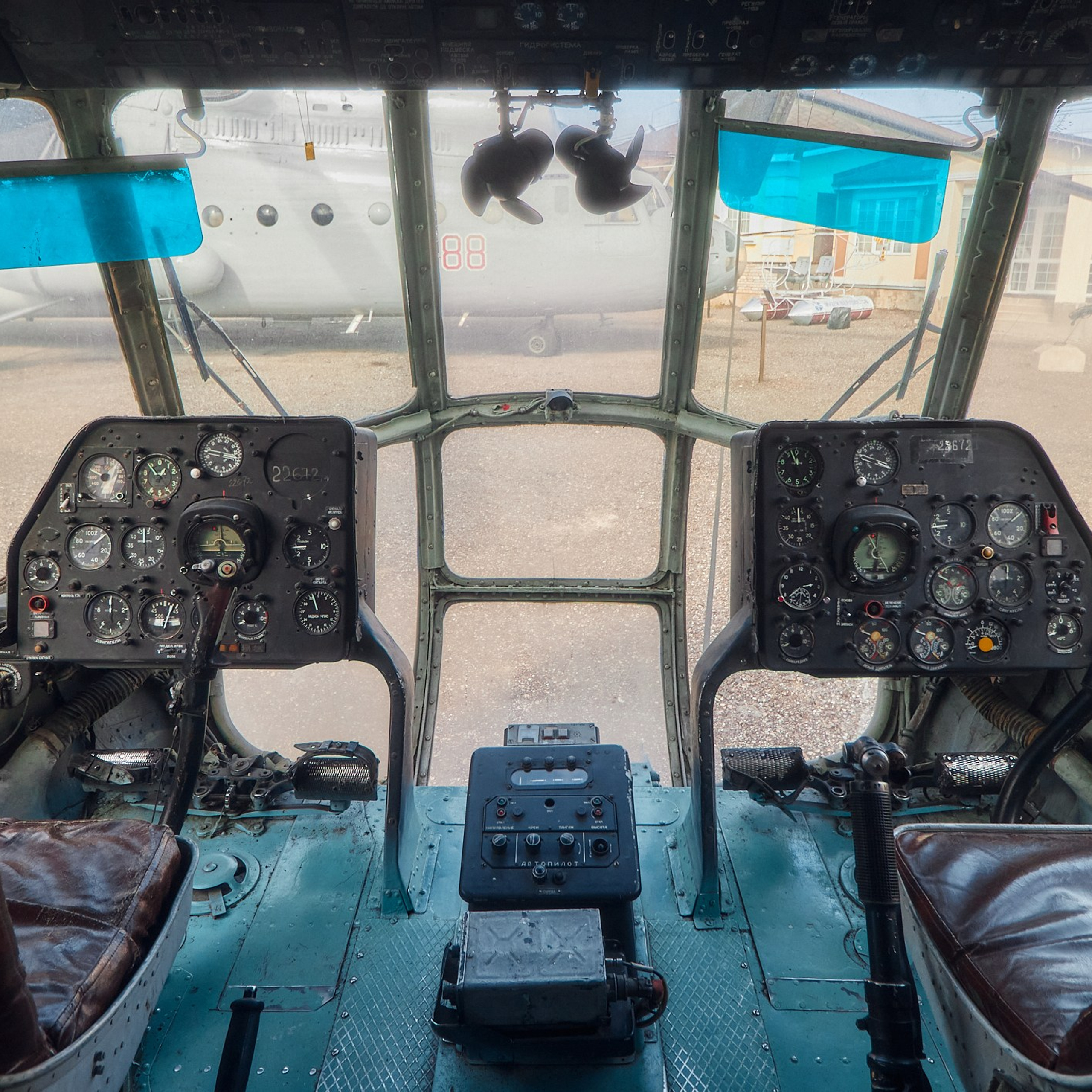 Внутренний вид кабины вертолёта Ми-8, выставленного в Музее вертолётов в Торжке. фото 5