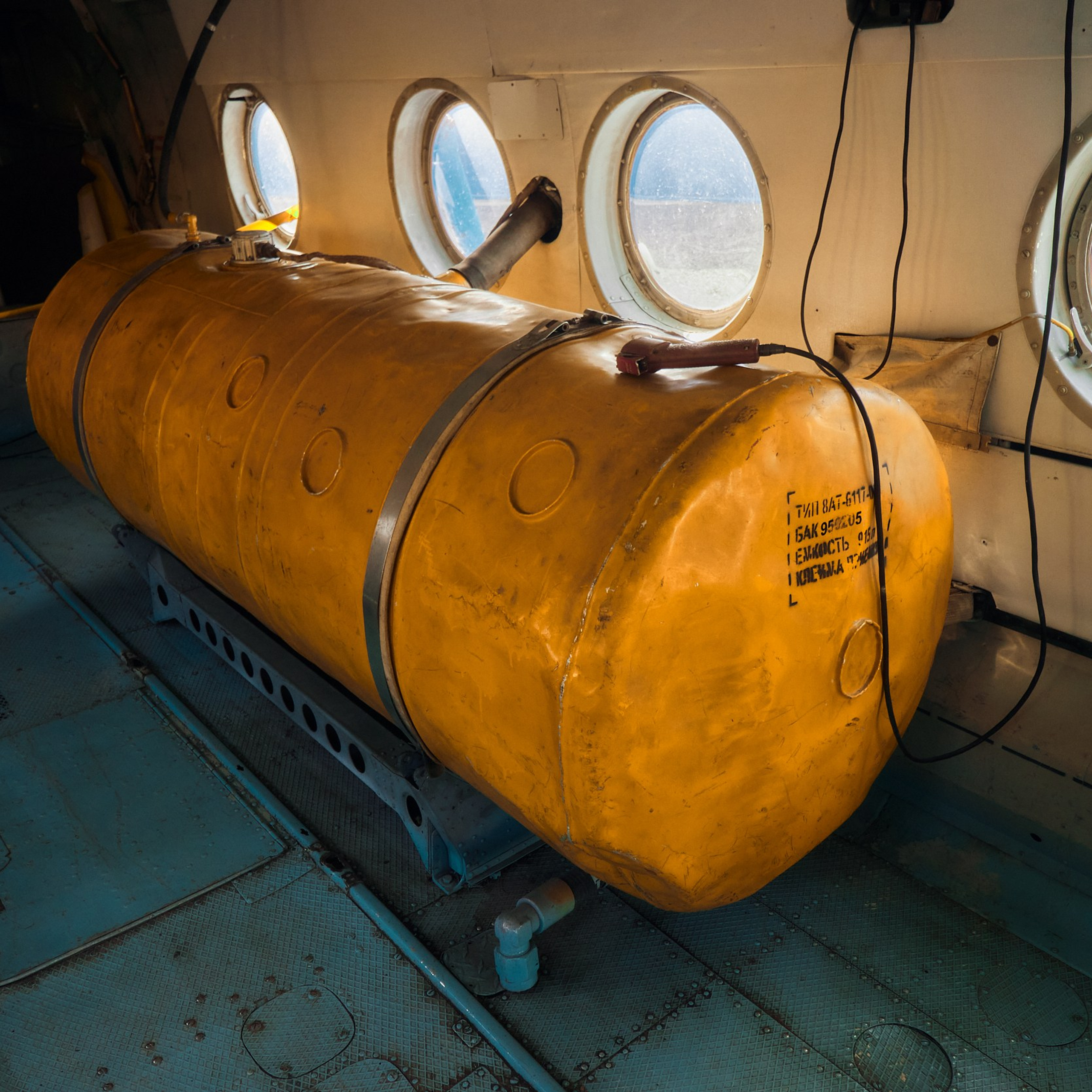 Внутренний вид кабины вертолёта Ми-8, выставленного в Музее вертолётов в Торжке. Этот вертолёт использовался в качестве каскадёрского реквизита в фильме «Огонь» с Константином Хабенским. После съёмок он был спасён основателями музея от утилизации и стал первым экспонатом. Посетители могут увидеть его вблизи и посетить кабину