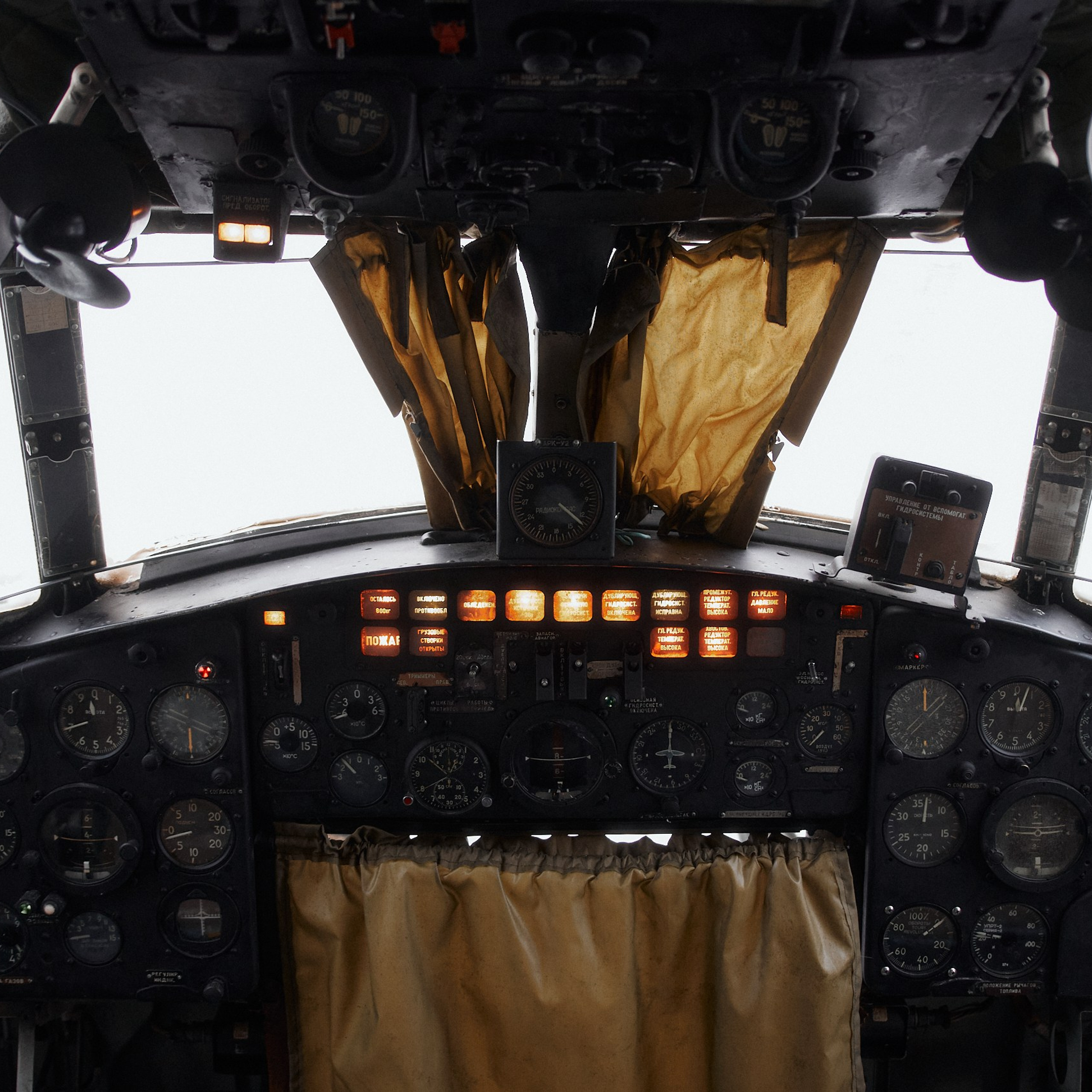 Вертолёт Ми 6 вид в кабине, выставленный в Музее вертолётов в Торжке. фото 3