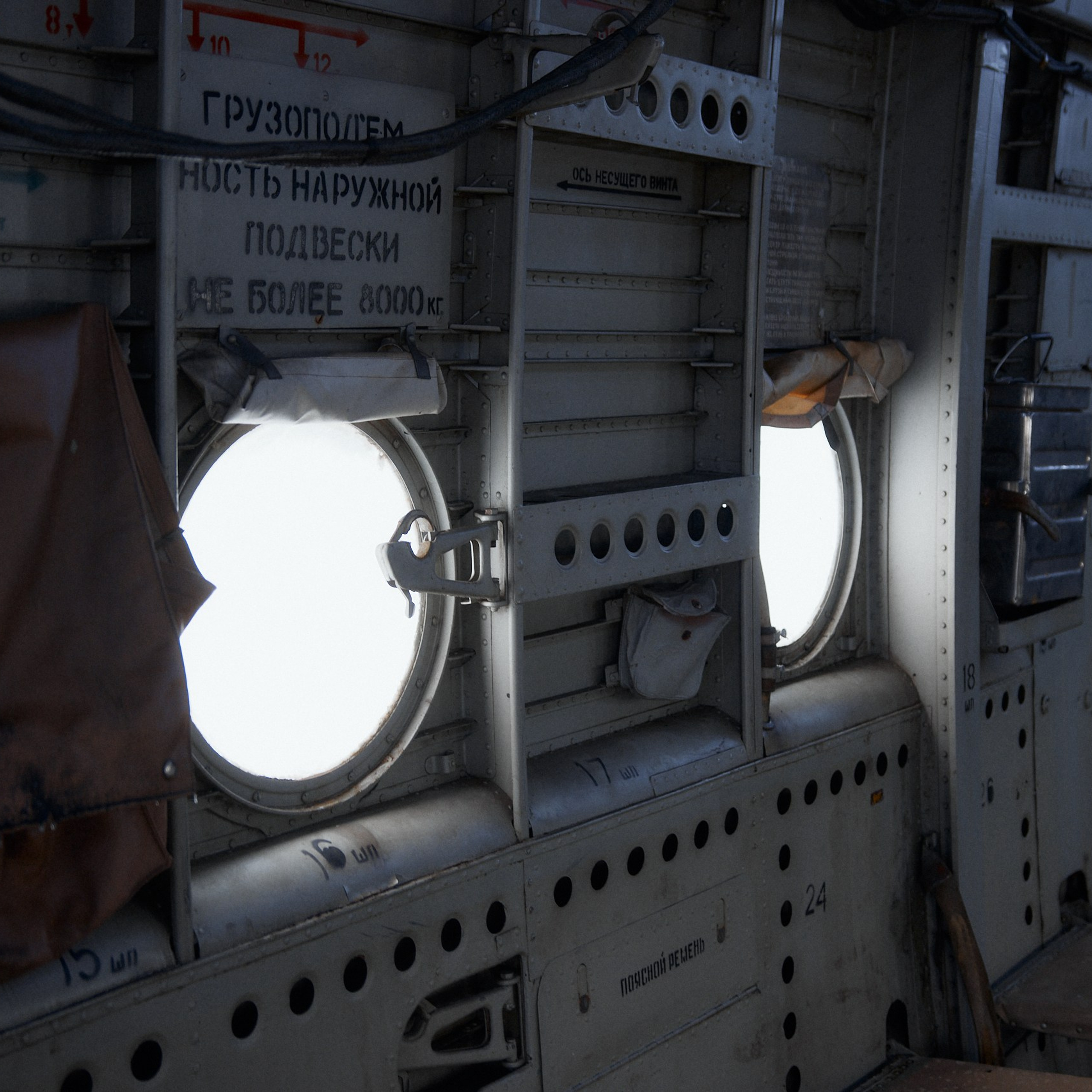 Вертолёт Ми 6 вид в кабине, выставленный в Музее вертолётов в Торжке. фото 5