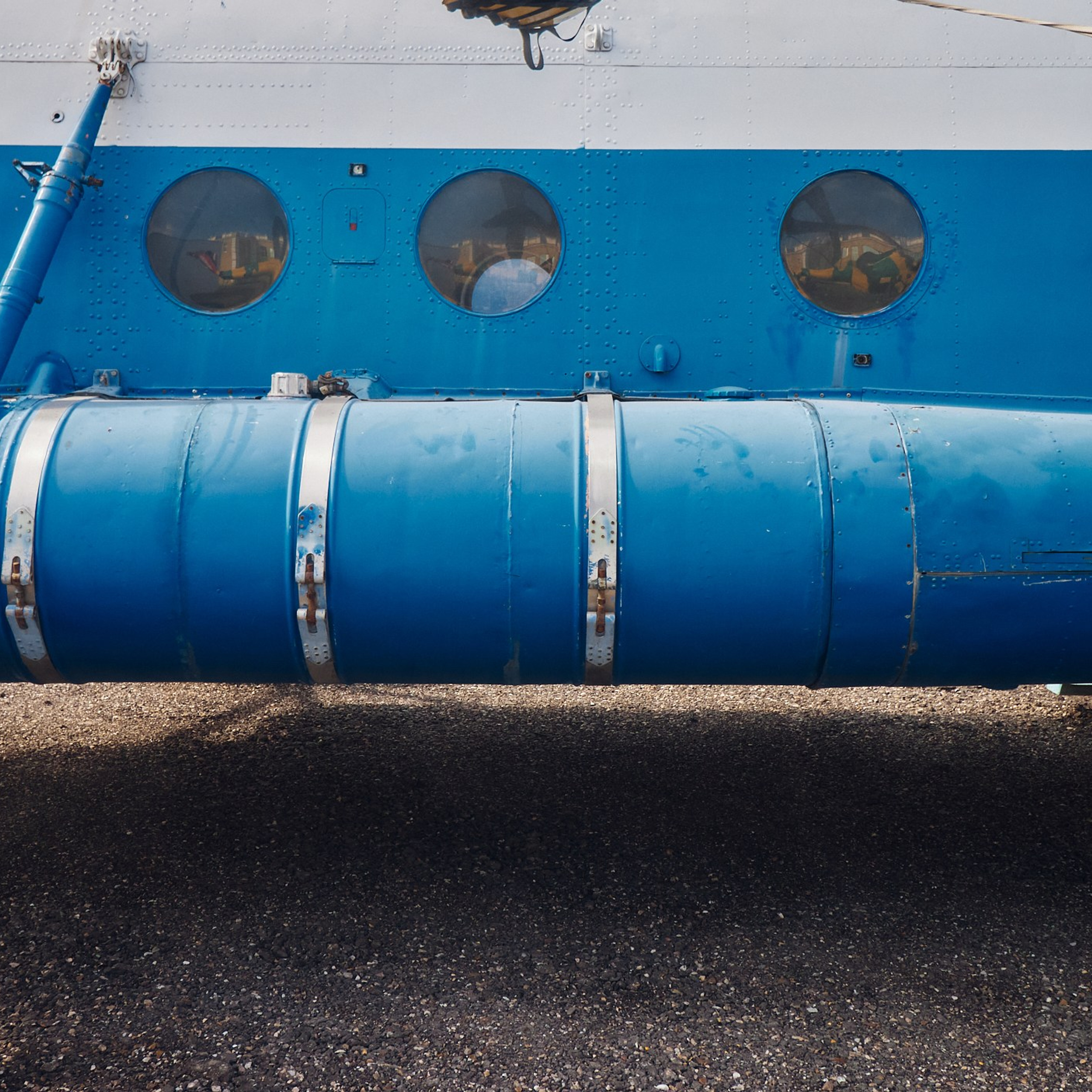 Внутренний вид кабины вертолёта Ми-8, выставленного в Музее вертолётов в Торжке. фото 3