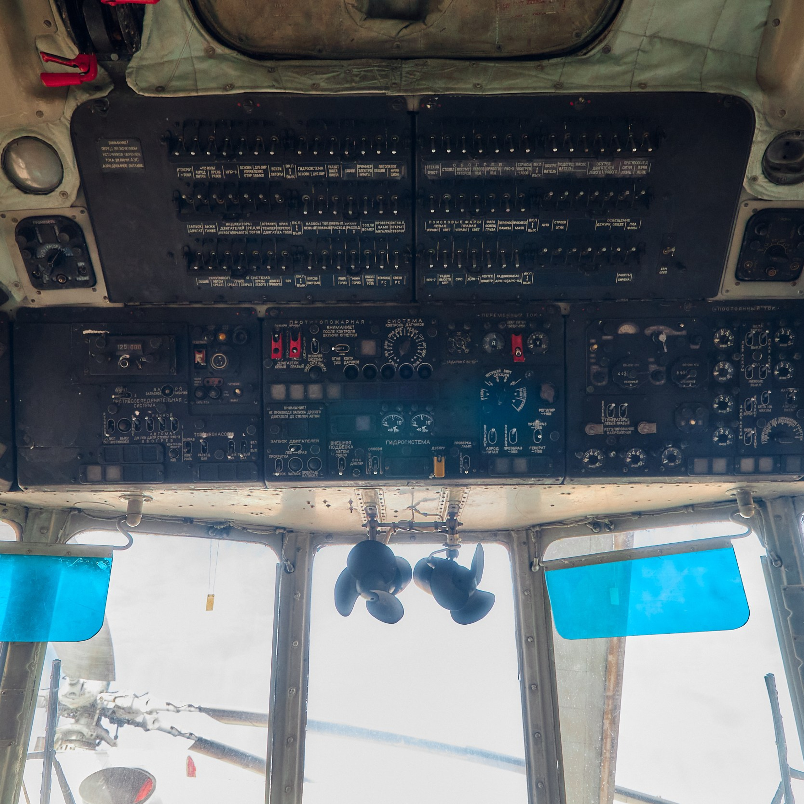 Внутренний вид кабины вертолёта Ми-8, выставленного в Музее вертолётов в Торжке. фото 4