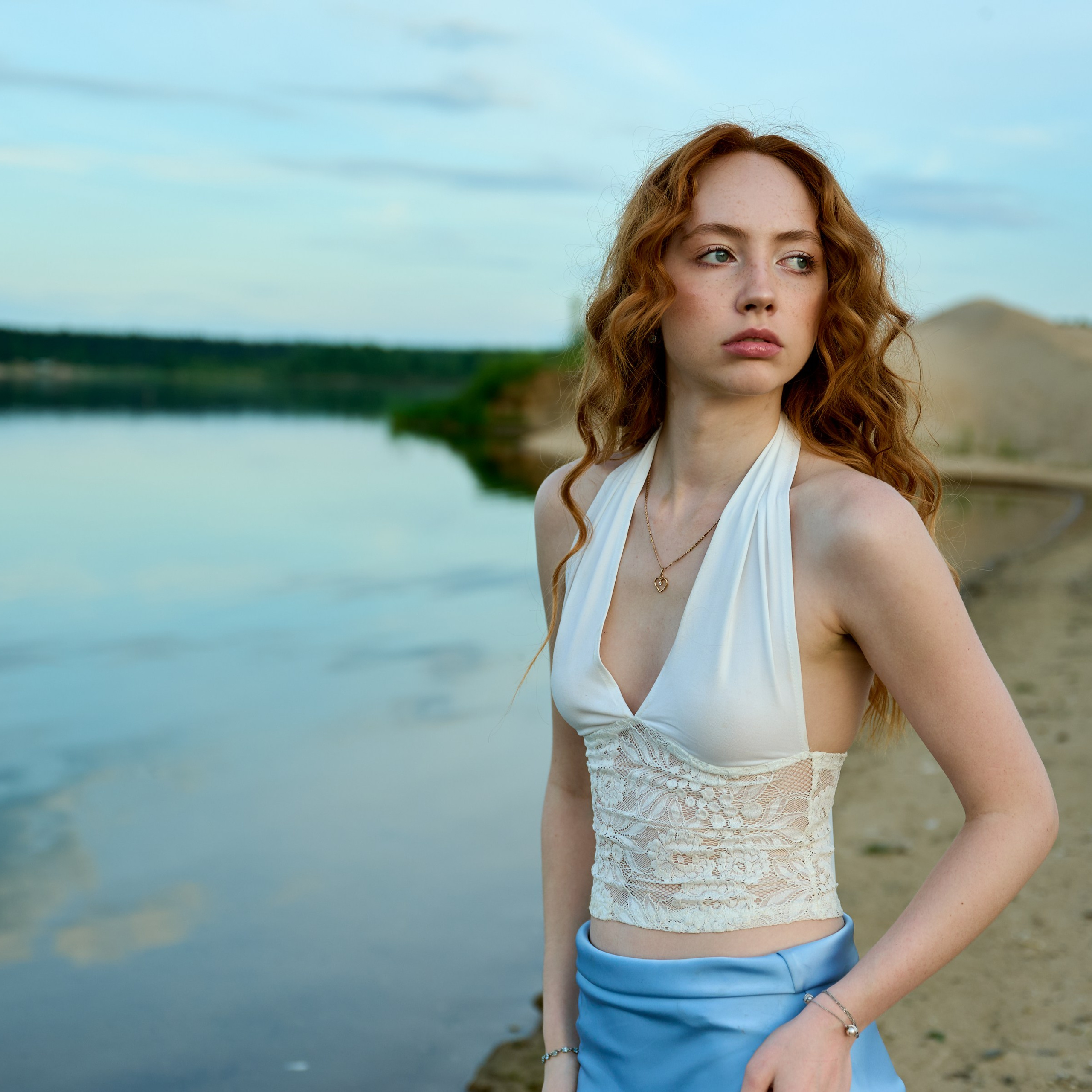 Женская фотосессия на природе в Твери — тихая съёмка в карьерах