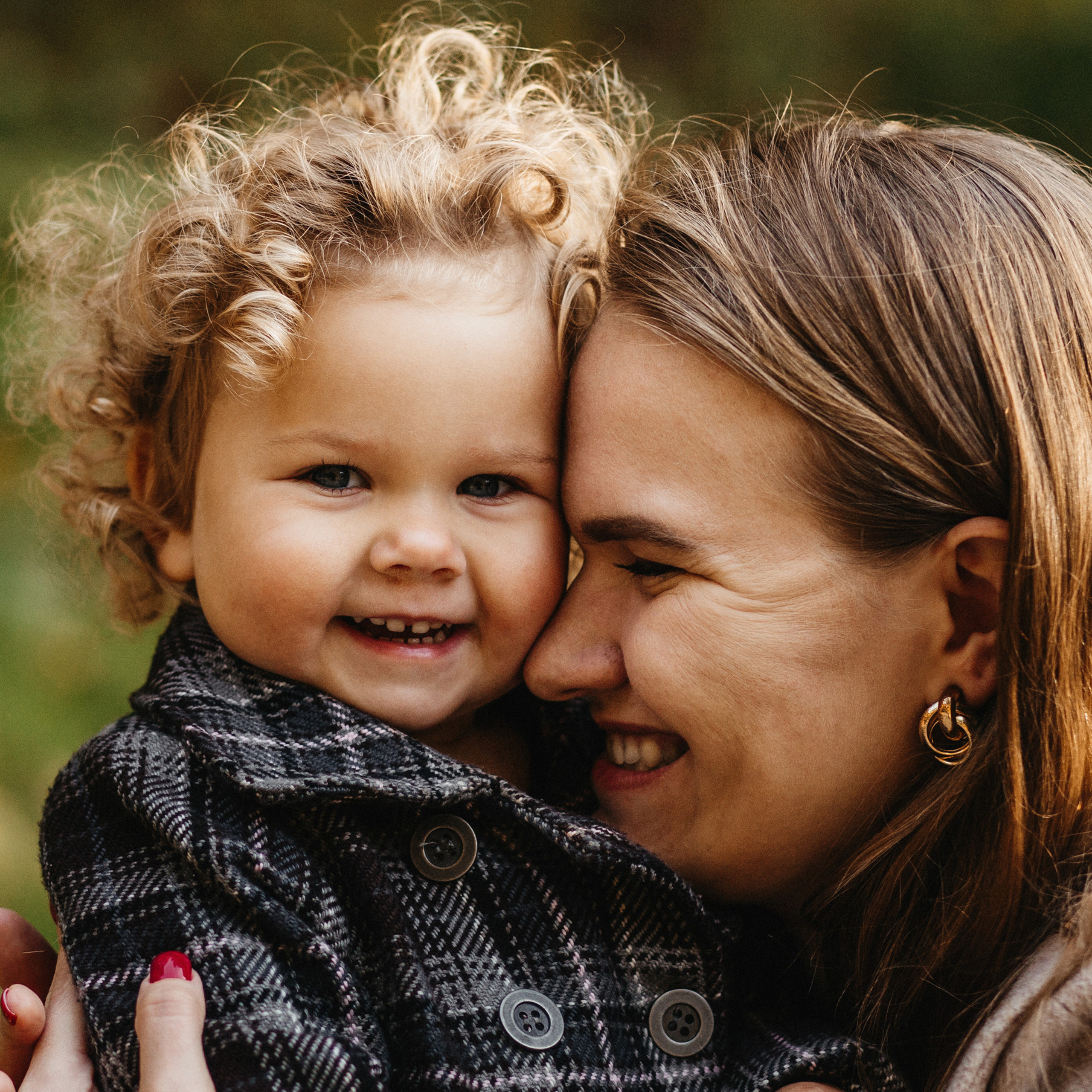 Маленькая Варечка с мамой Олесей, папой Артёмом и бабушкой Олей
