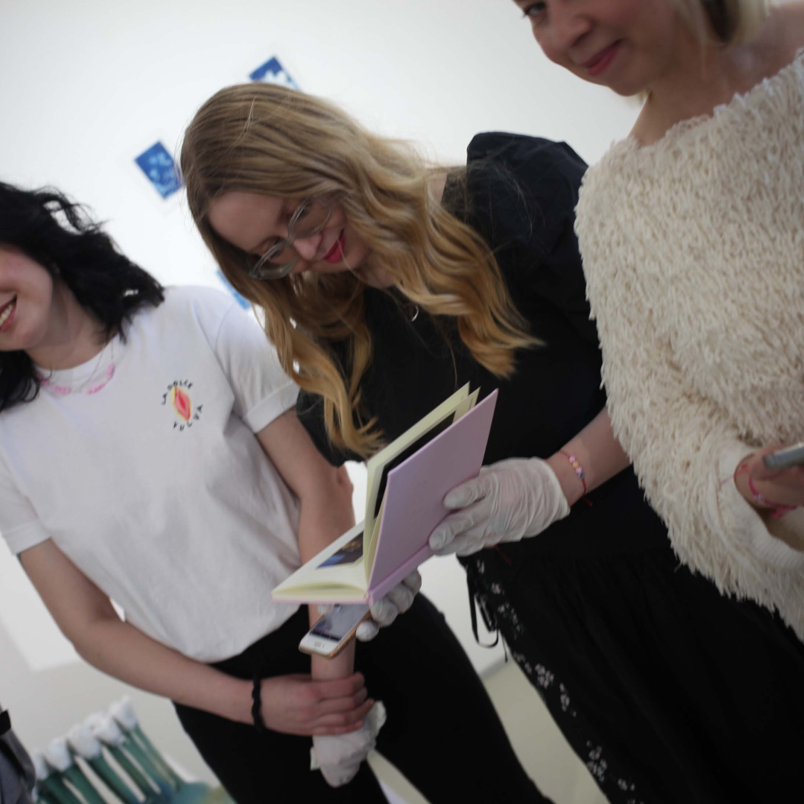 КНИГА ХУДОЖНИКА PINK WORD RED FLAG. Бюро Индульгенции Серафима Бучинская продюсер дизайнер художница СПб