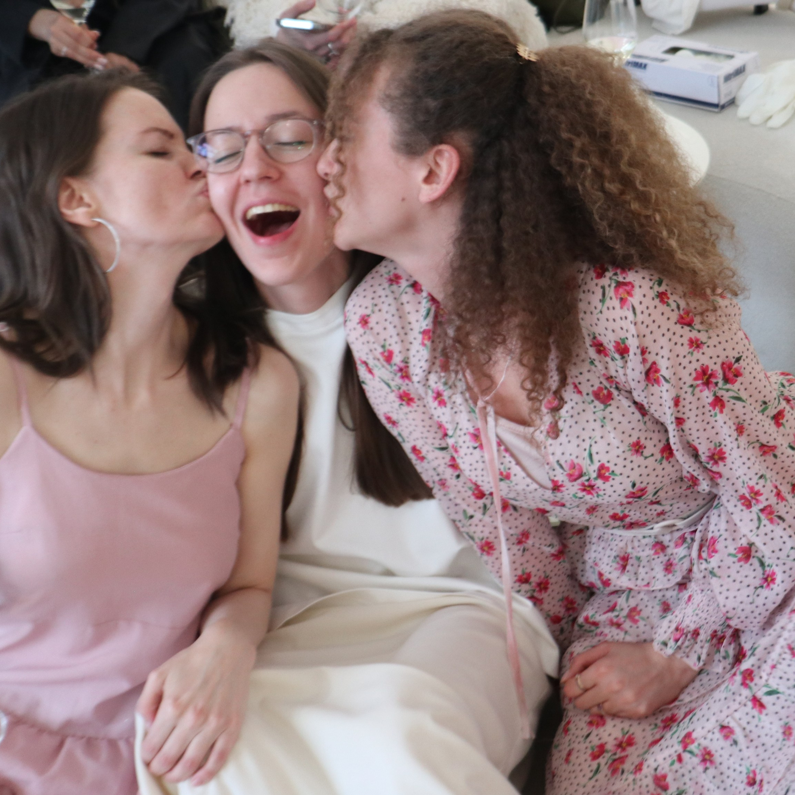 КНИГА ХУДОЖНИКА PINK WORD RED FLAG. Бюро Индульгенции Серафима Бучинская продюсер дизайнер художница СПб