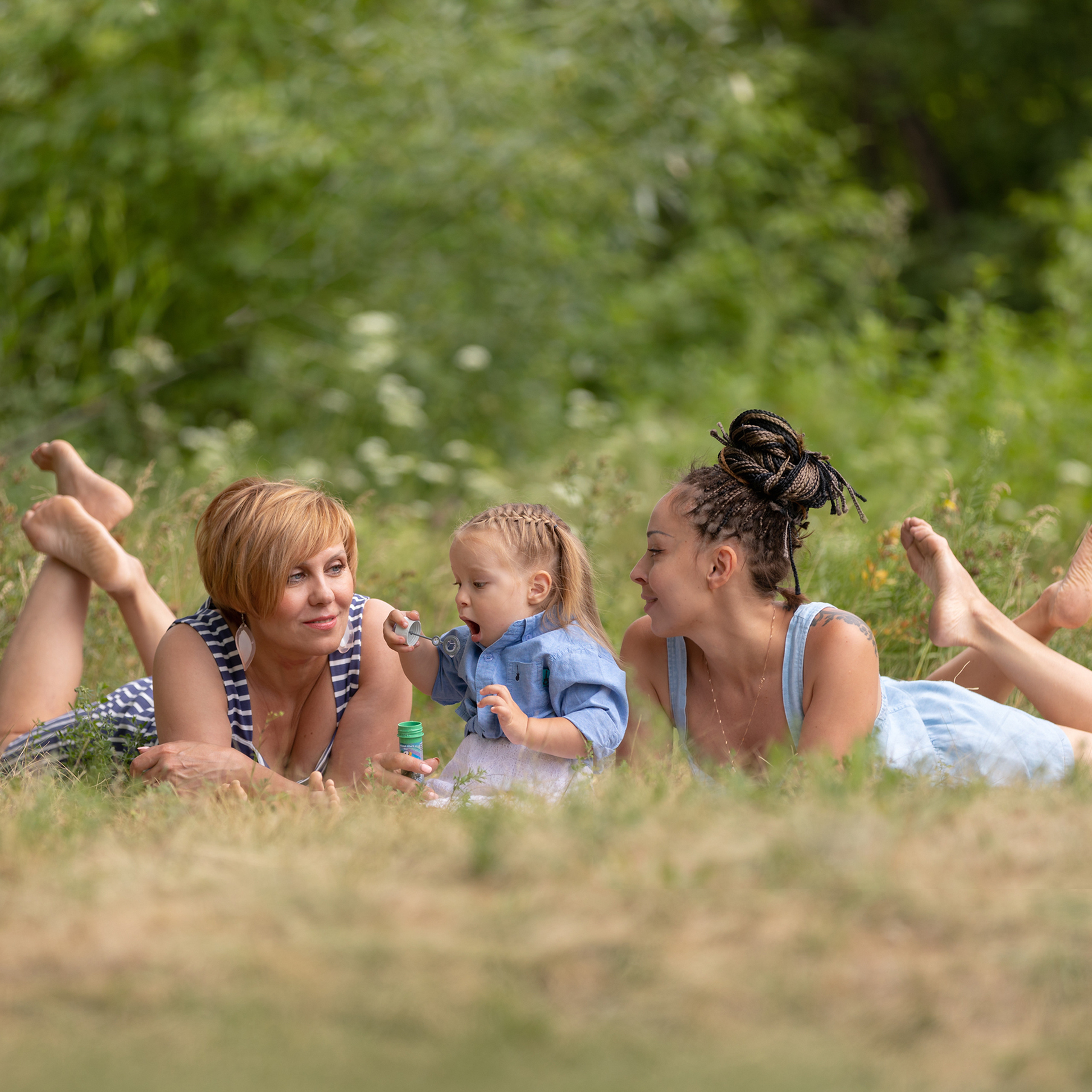 Илана и Дима с дочкой Миррой, бабулей Леной. Фотограф Анна Телекаева, выпускные альбомы, семейные и репортажные съемки в Омске