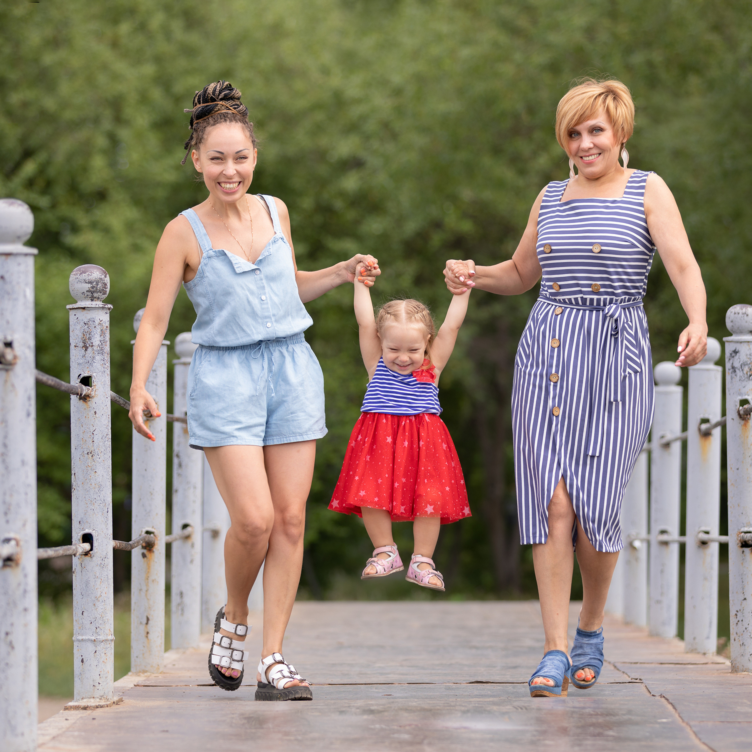Илана и Дима с дочкой Миррой, бабулей Леной. Фотограф Анна Телекаева, выпускные альбомы, семейные и репортажные съемки в Омске