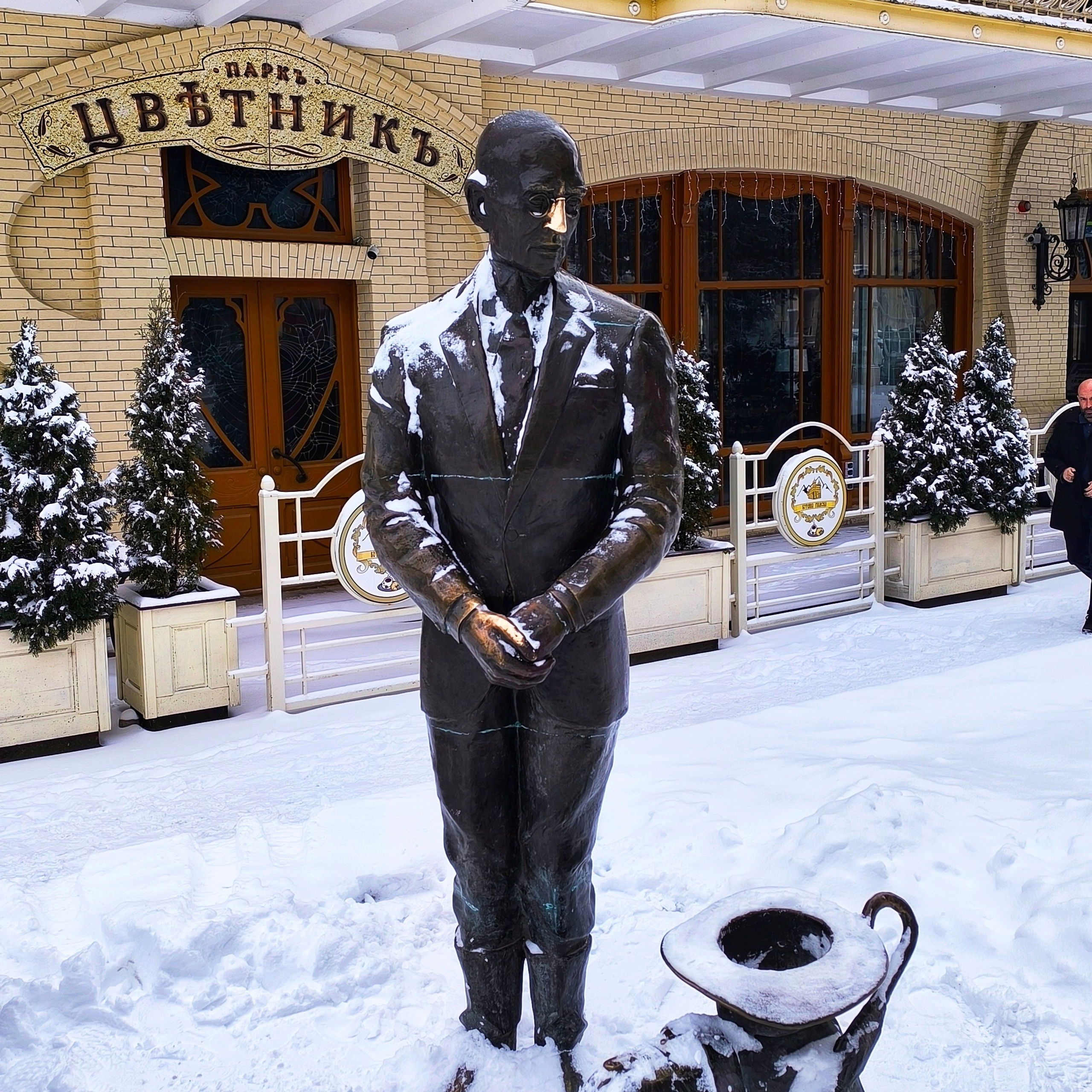 Скульптура Кисе Воробьянину зимой в Пятигорске