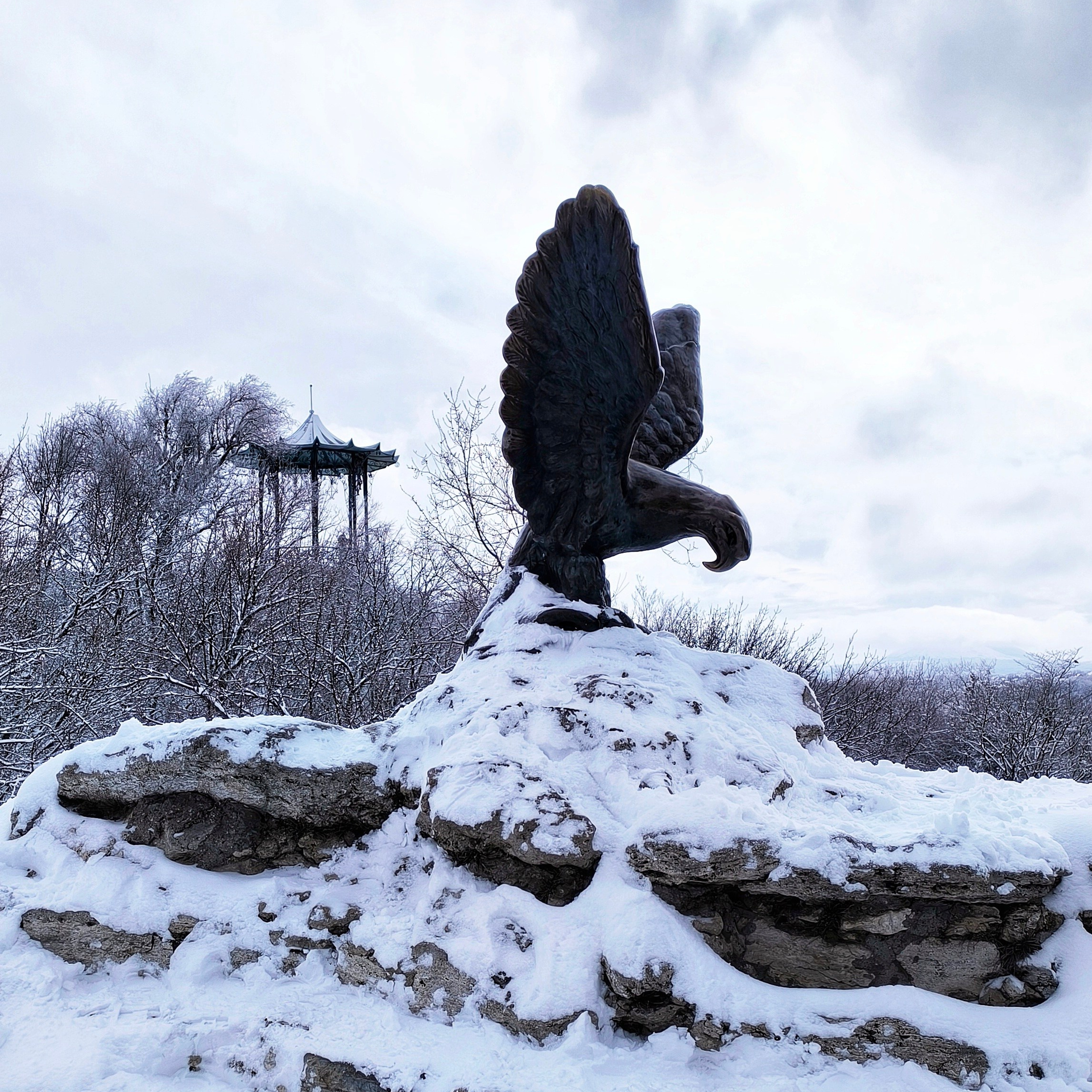 Скульптура Орел в Пятигорске зимой