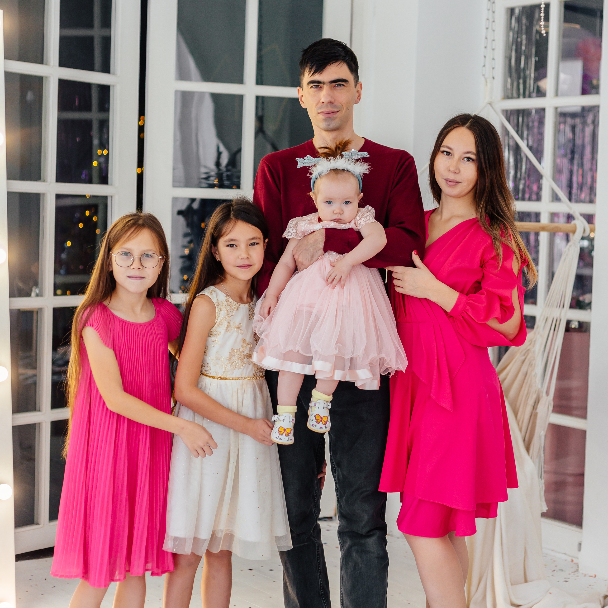 Анна с мужем и дочками