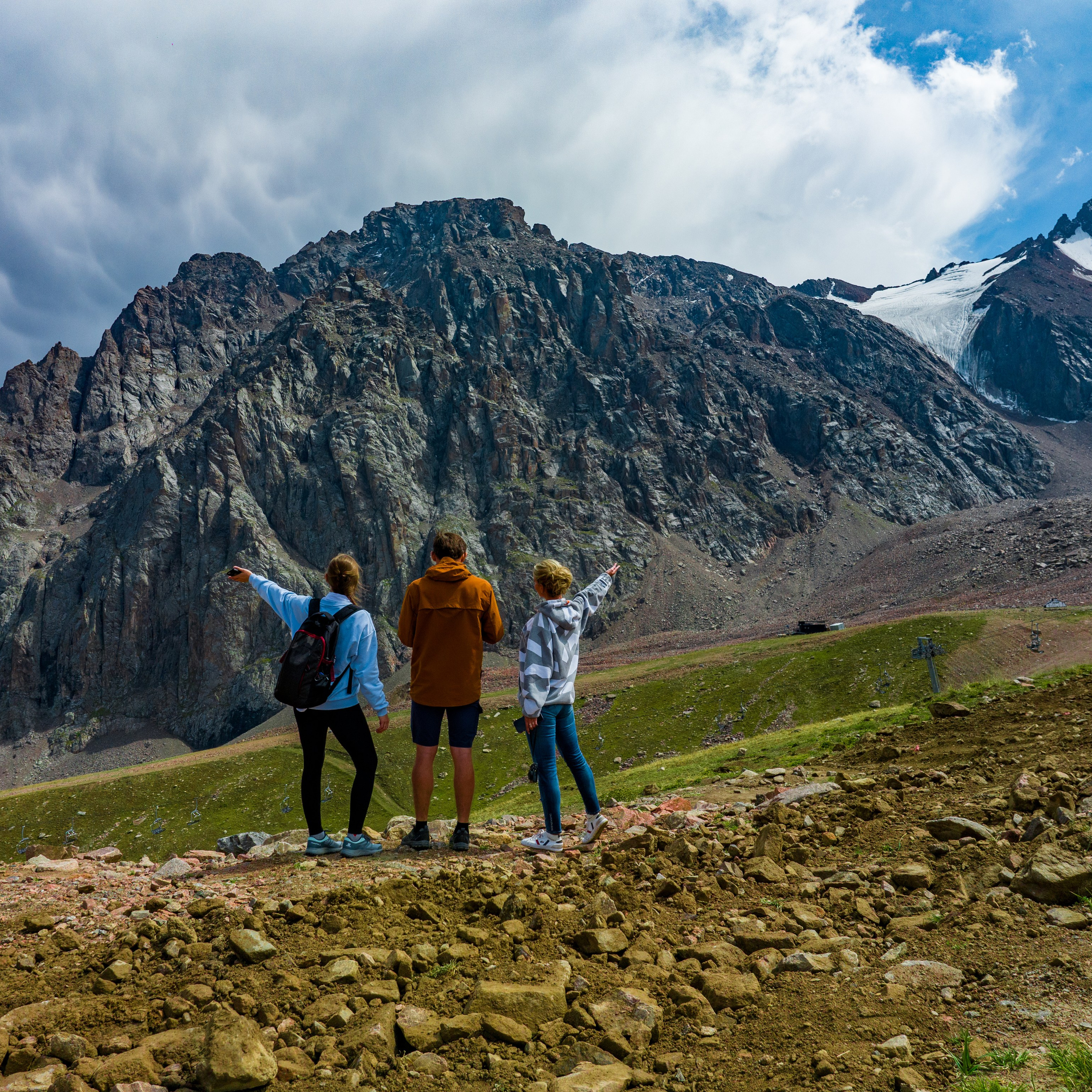 Такси и трансфер из аэропорта Алматы с водителем на русском и английском языке