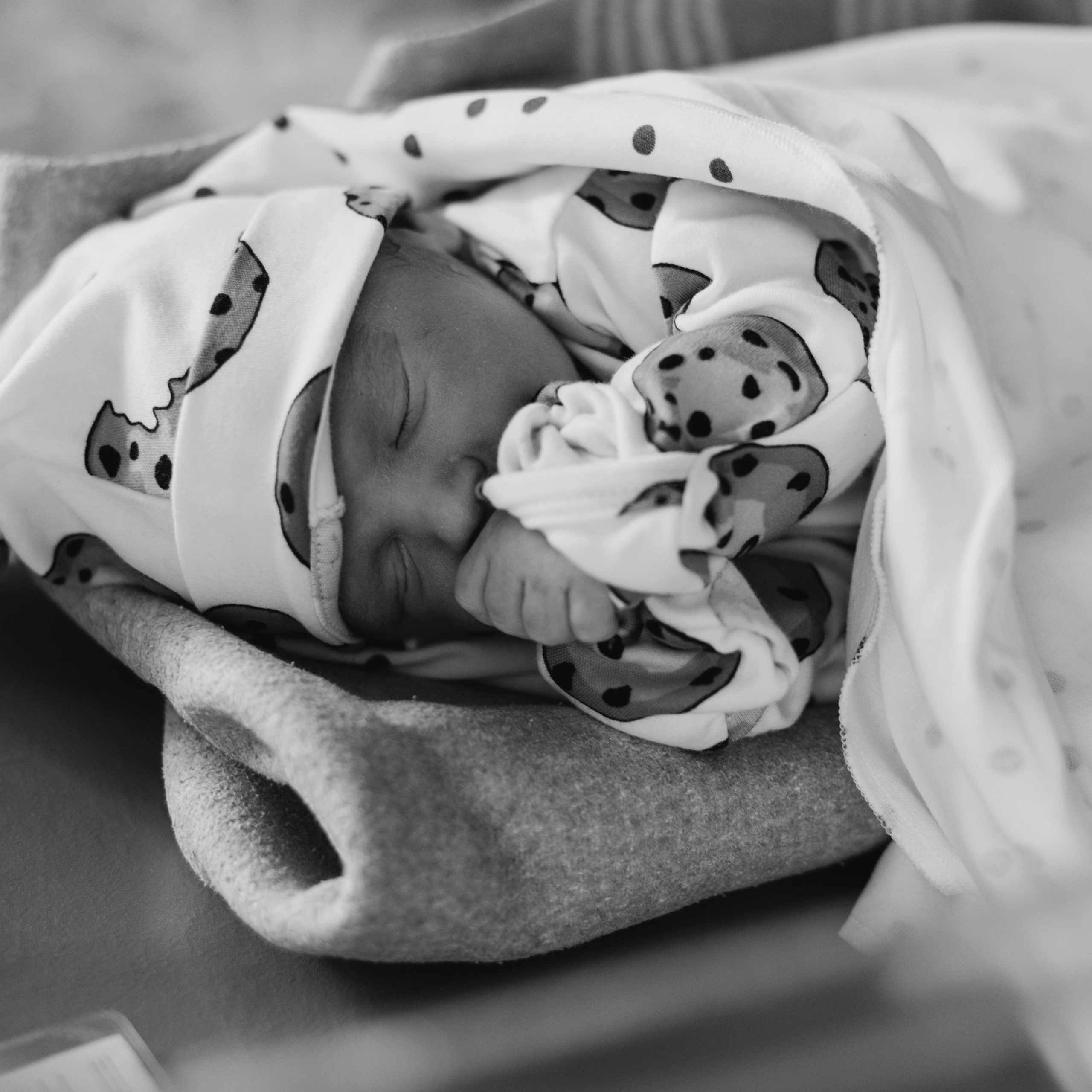 Фото родов. Только что родившийся ребенок лежит в люльке.