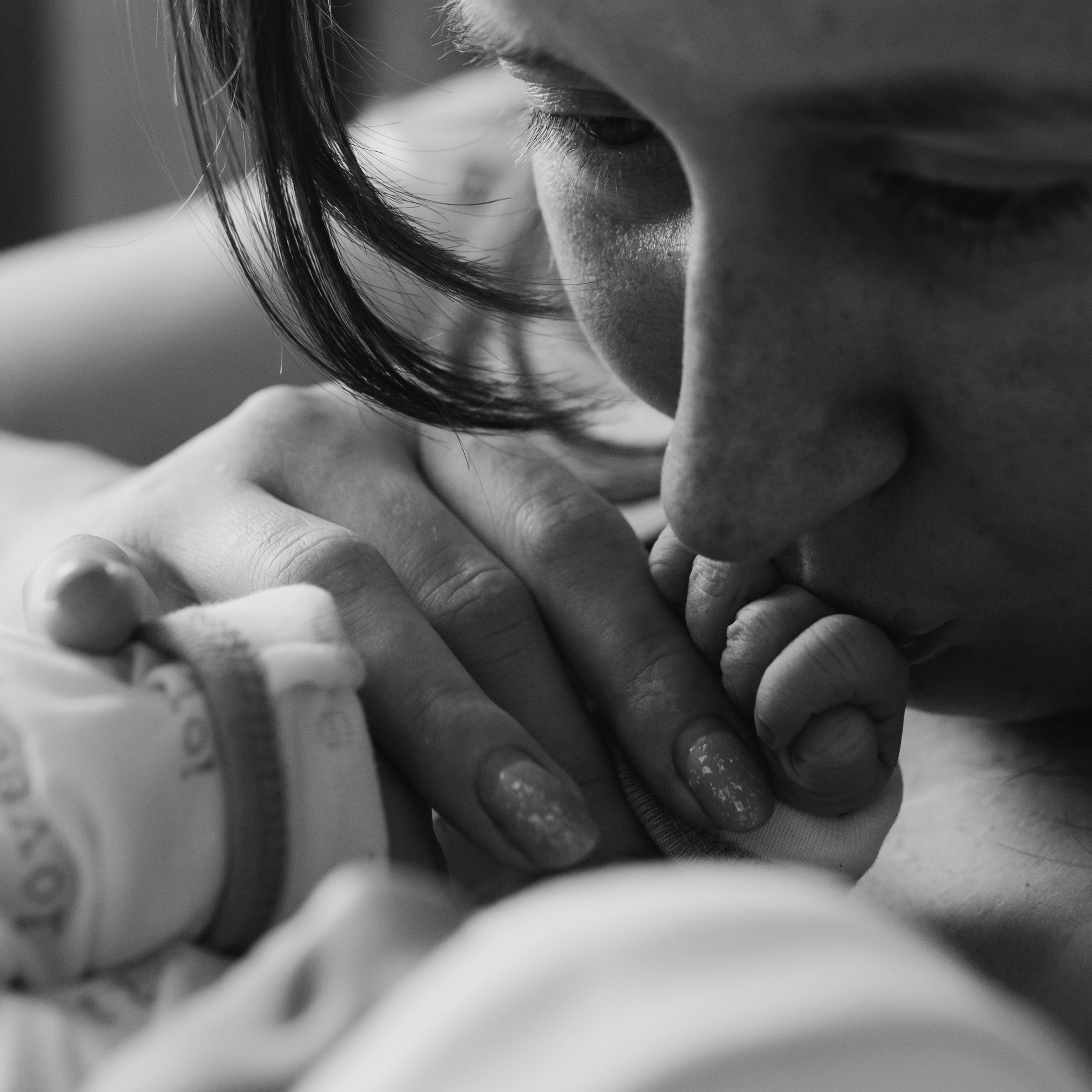 Фотограф на роды. Мама целует ручку только что родившейся дочки