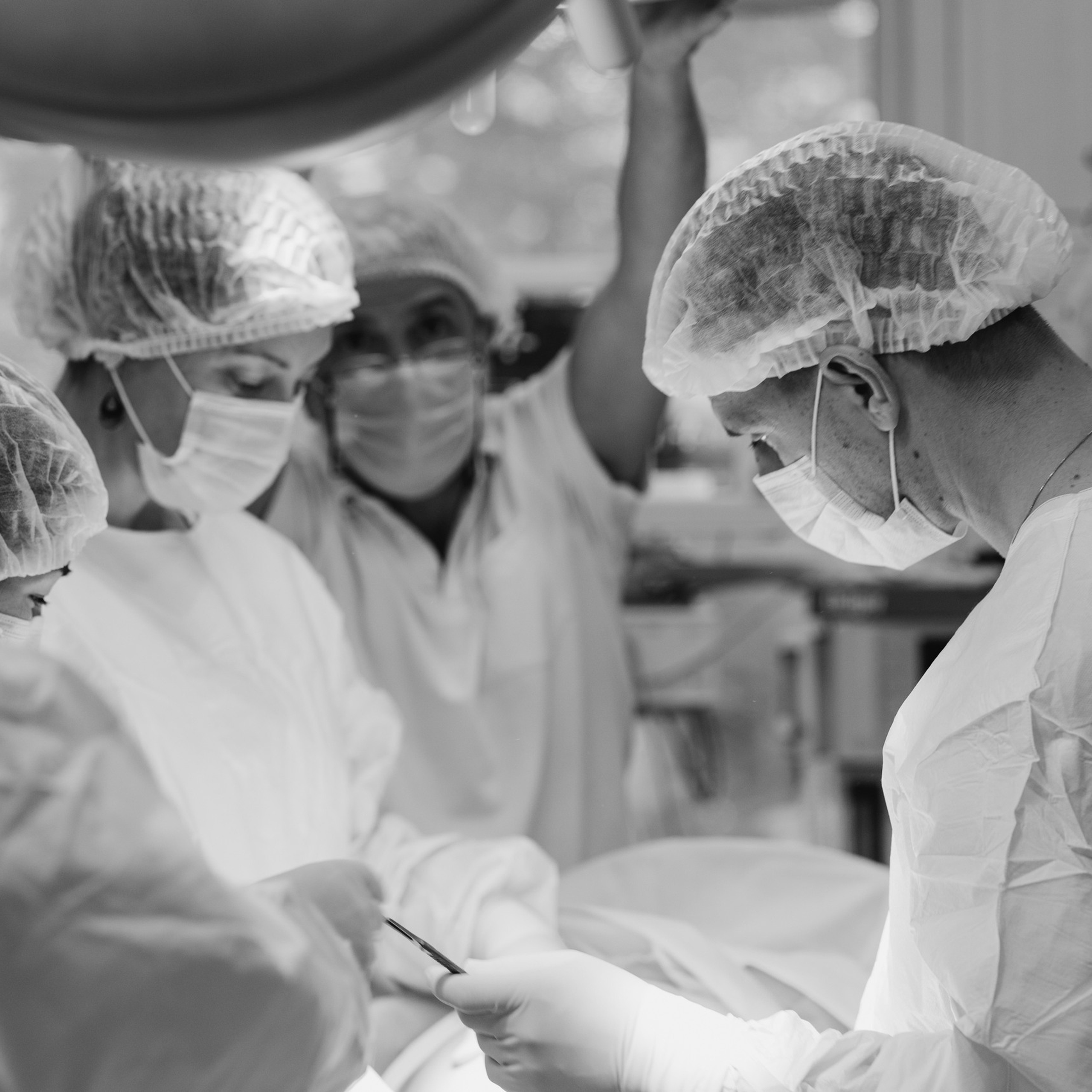 Фото родов. Операция кесарева сечения. Врачи за работой в операционной