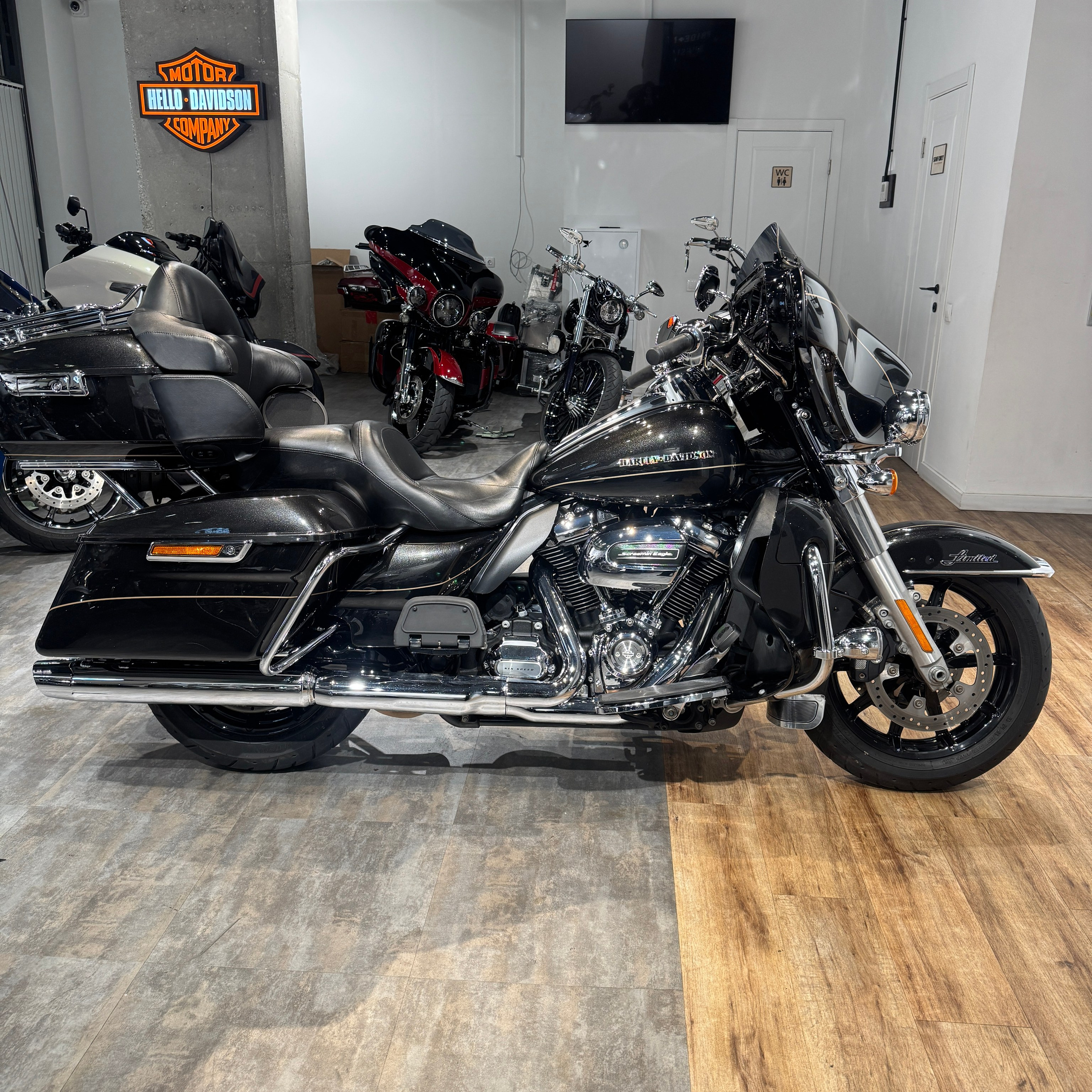 2017 Electra Glide Limited (Black Tempest)