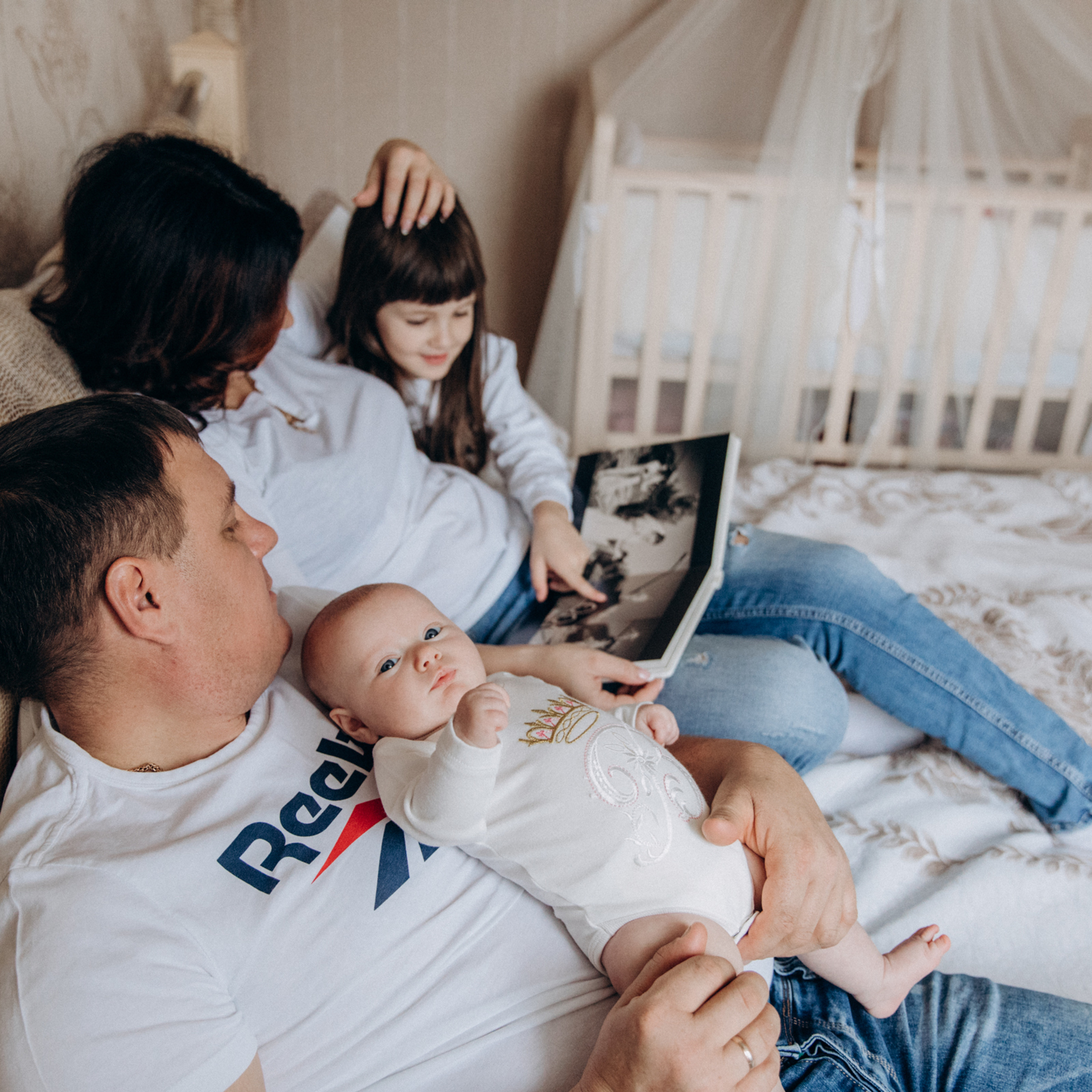 Кира, Алиса, мама Люда, папа Виталя ♡