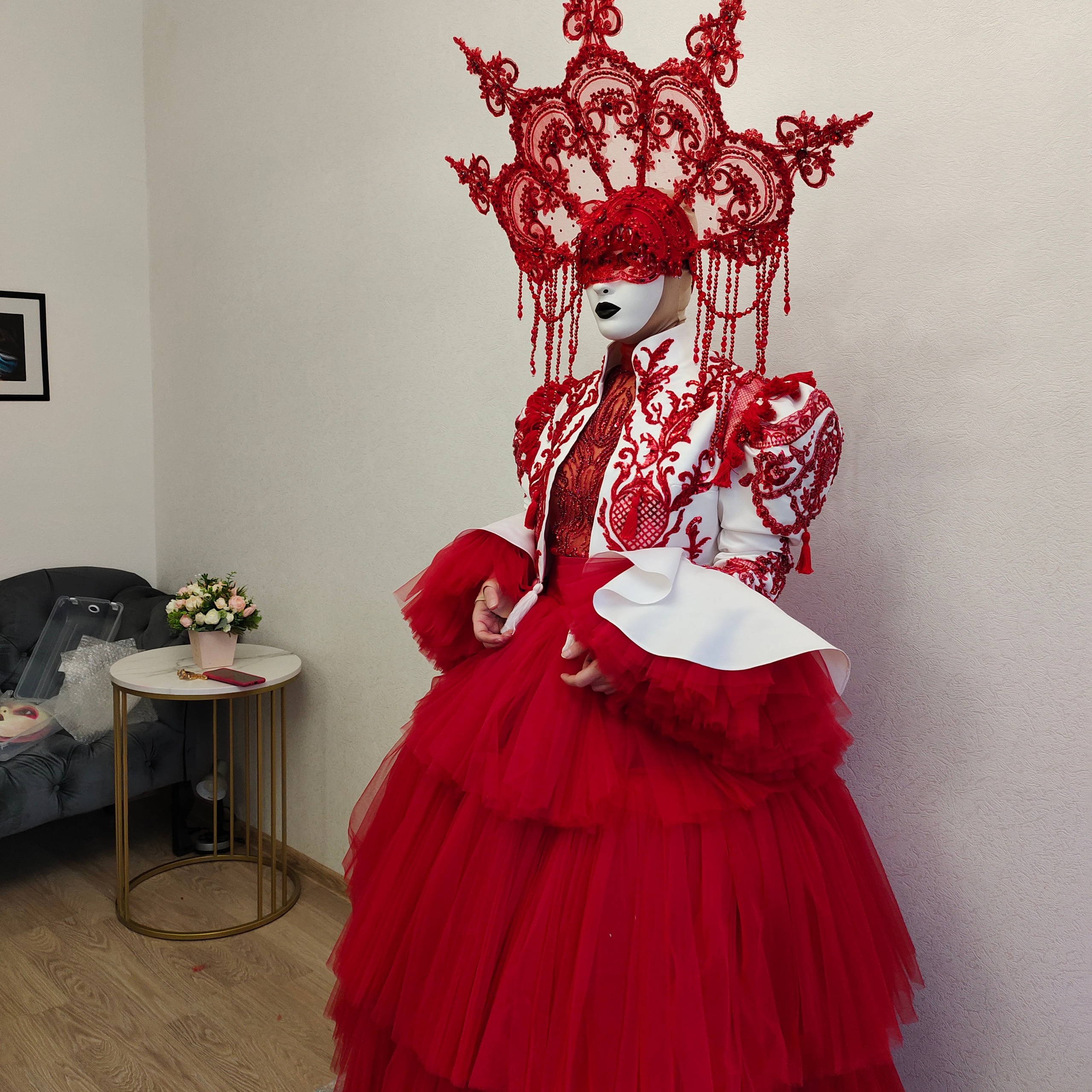 Персонаж серебряная Ворона. Мимы и Ходулисты на встречу гостей. Москва